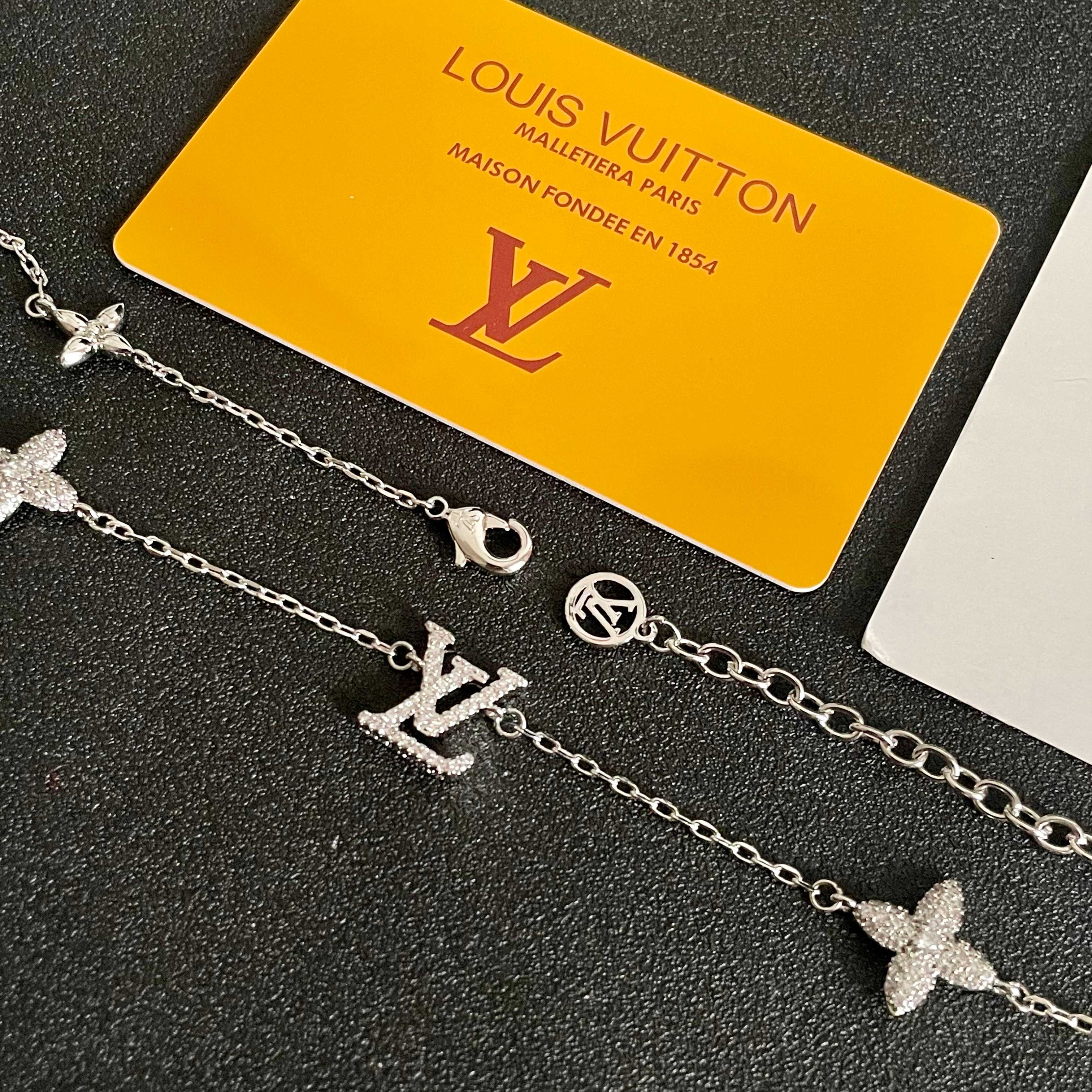 💥💥💥LOUISVUITTON以 经典花纹图案设计 双花 款设计方式吊坠LV品牌标志设计，经典标志理念、