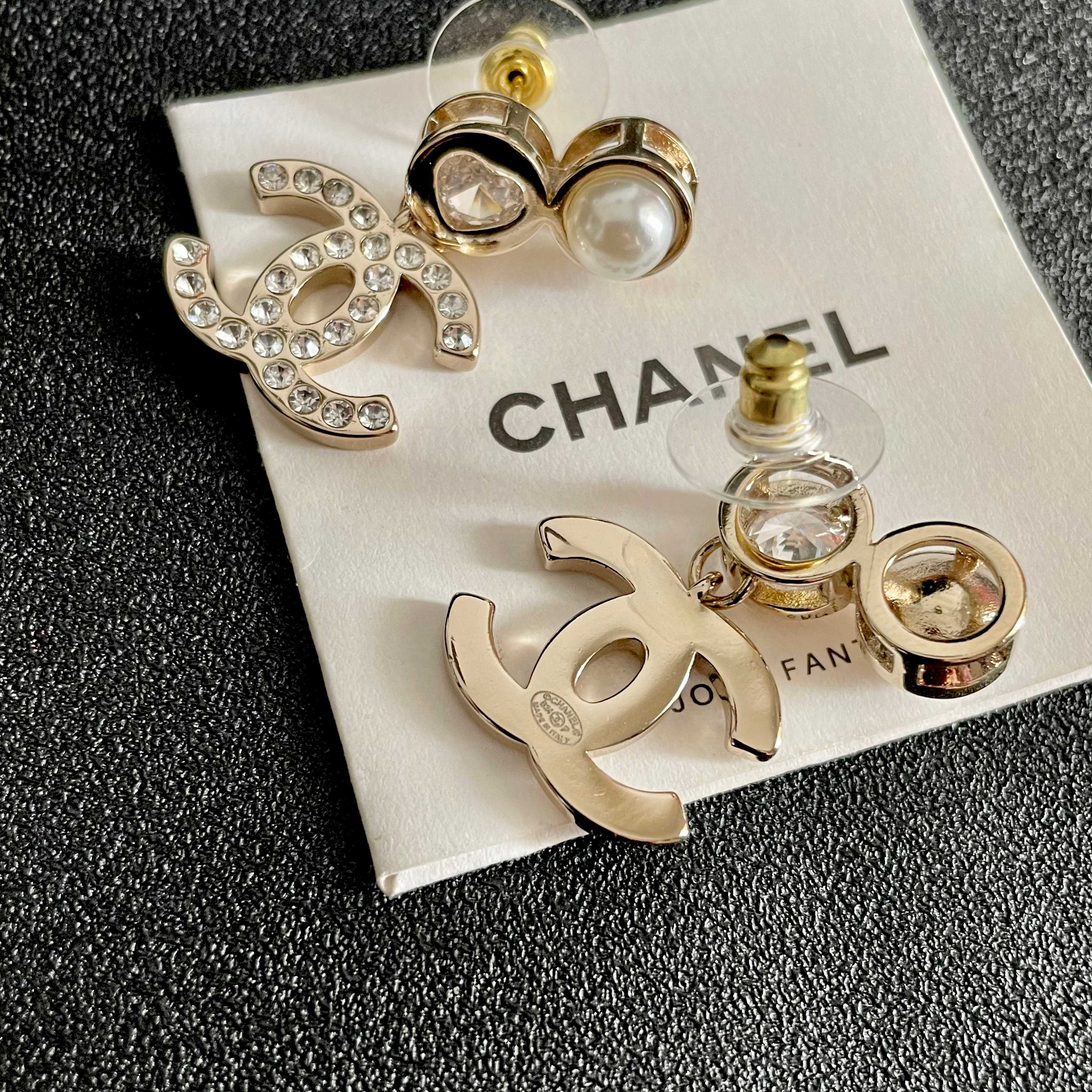  Chanel香奈儿 中古 字母 耳钉👀小香家的款式真心无需多介绍😘🎶每一款都超好看，精致大方，非常显气