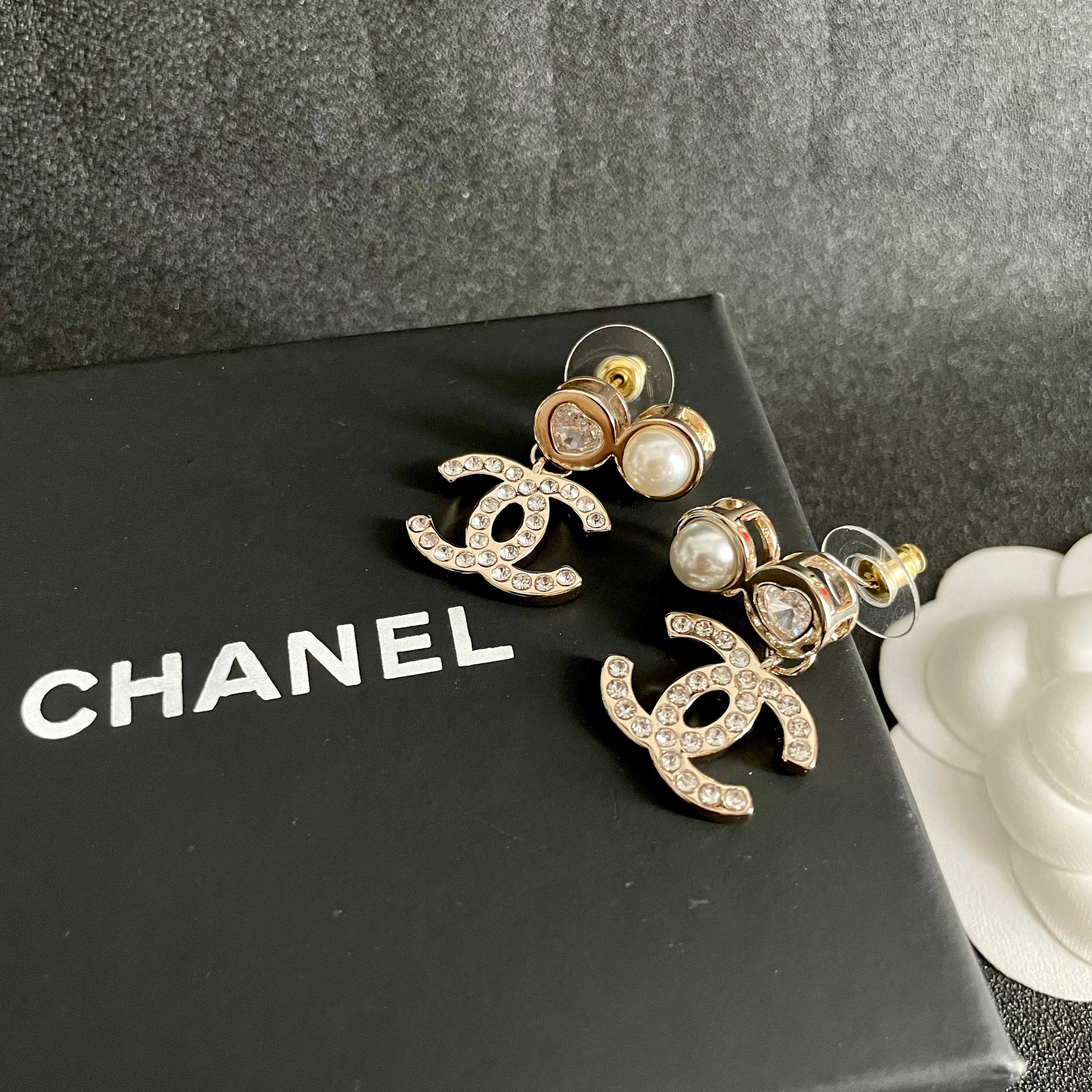  Chanel香奈儿 中古 字母 耳钉👀小香家的款式真心无需多介绍😘🎶每一款都超好看，精致大方，非常显气