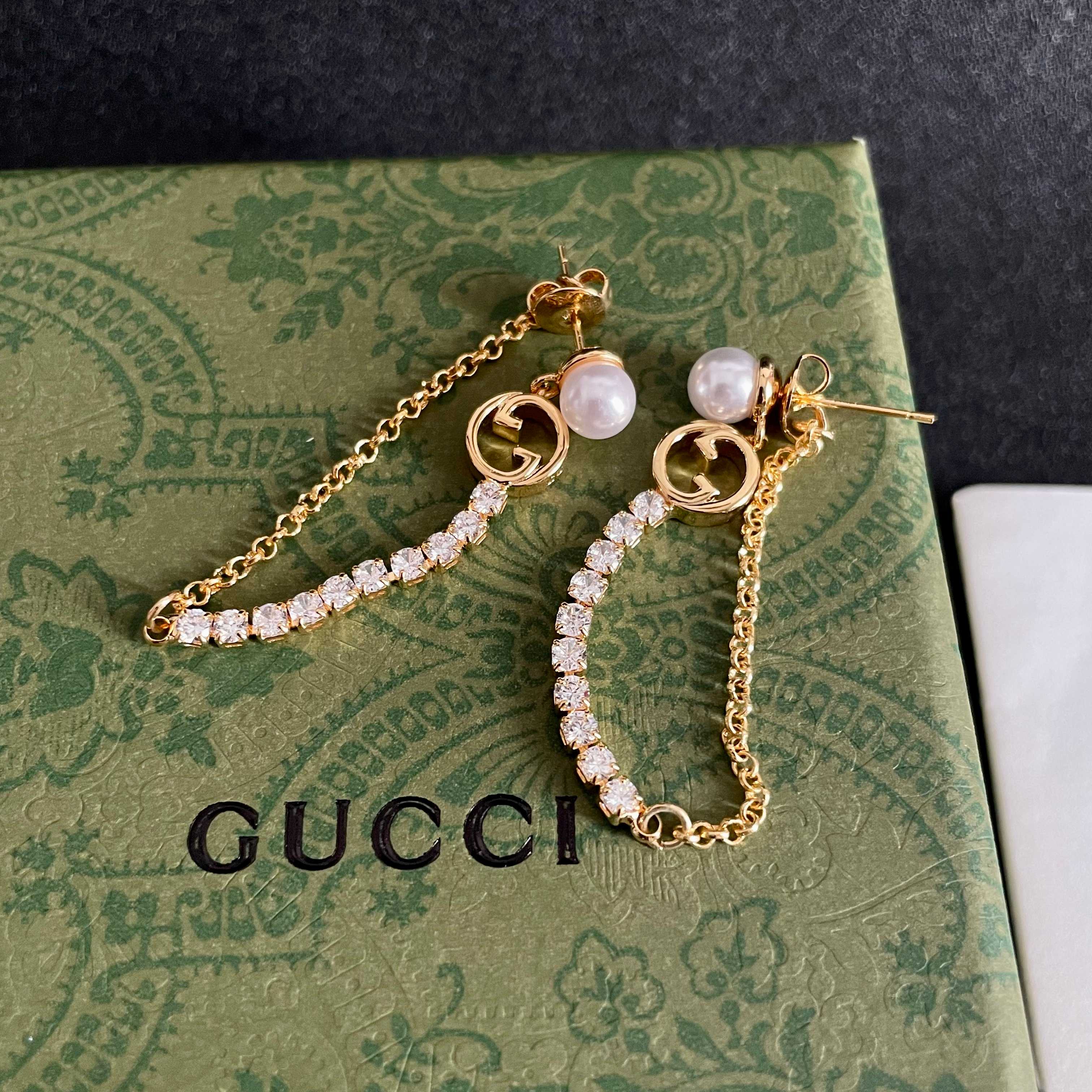  新款 古驰Gucci🆕小耳钉👌👌简约百搭 低调奢华的小双C 经典耐看 精选原版一致黄铜材质搭配纯银针！