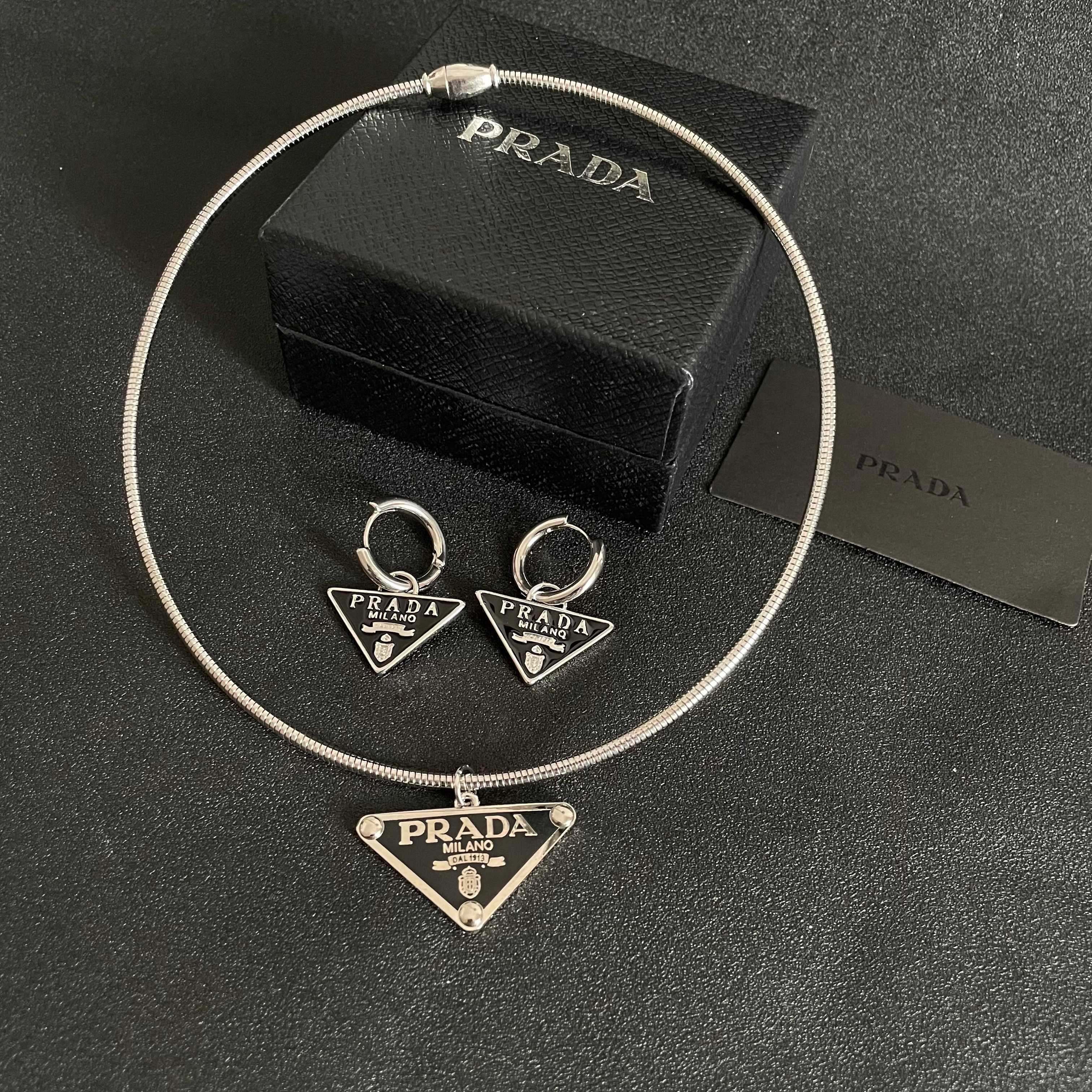  PRADA 普拉达 三角形 耳钉 爆款新品 精致耐看 华丽登场，整体细节非常令人惊喜，典雅而时尚，突显