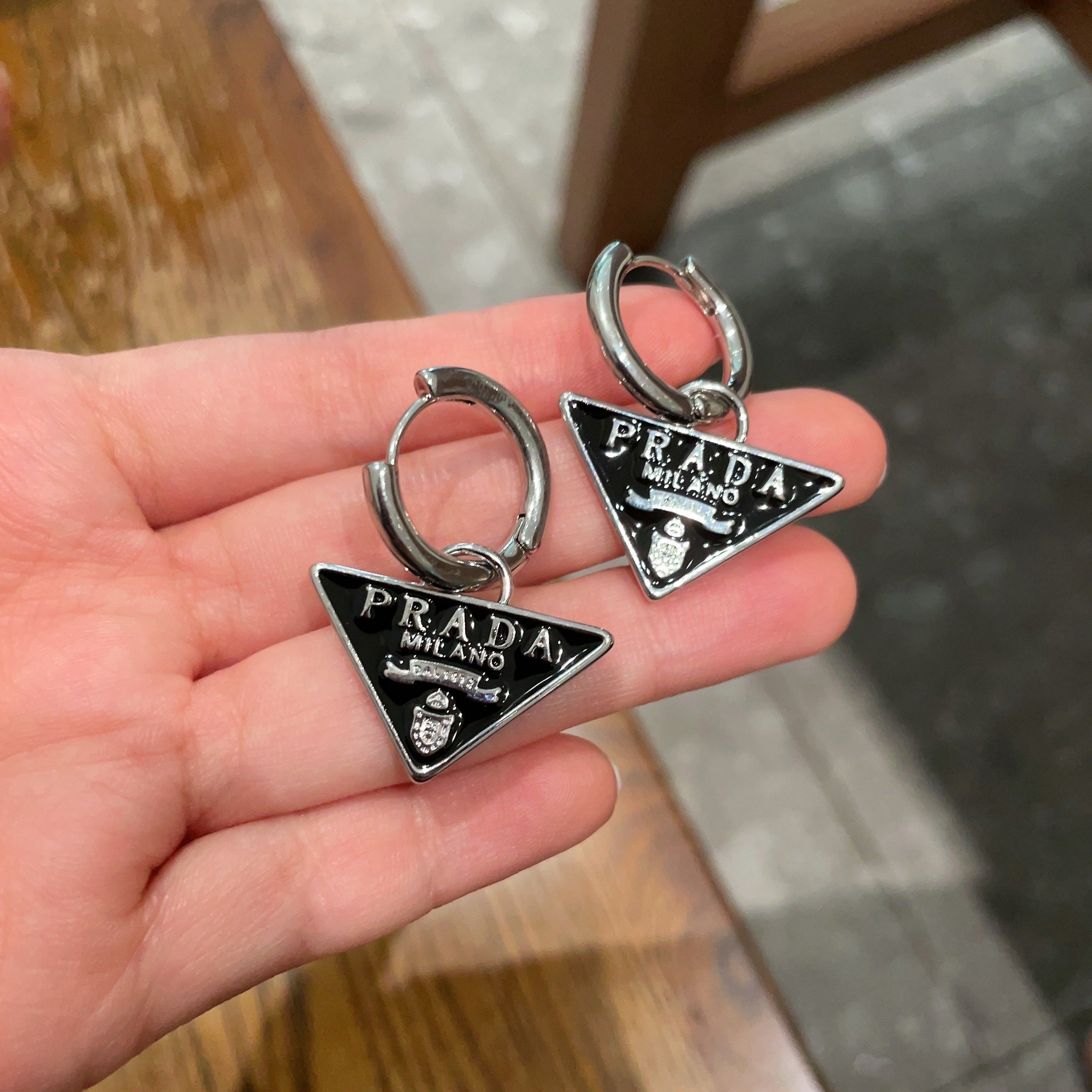  PRADA 普拉达 三角形 耳钉 爆款新品 精致耐看 华丽登场，整体细节非常令人惊喜，典雅而时尚，突显