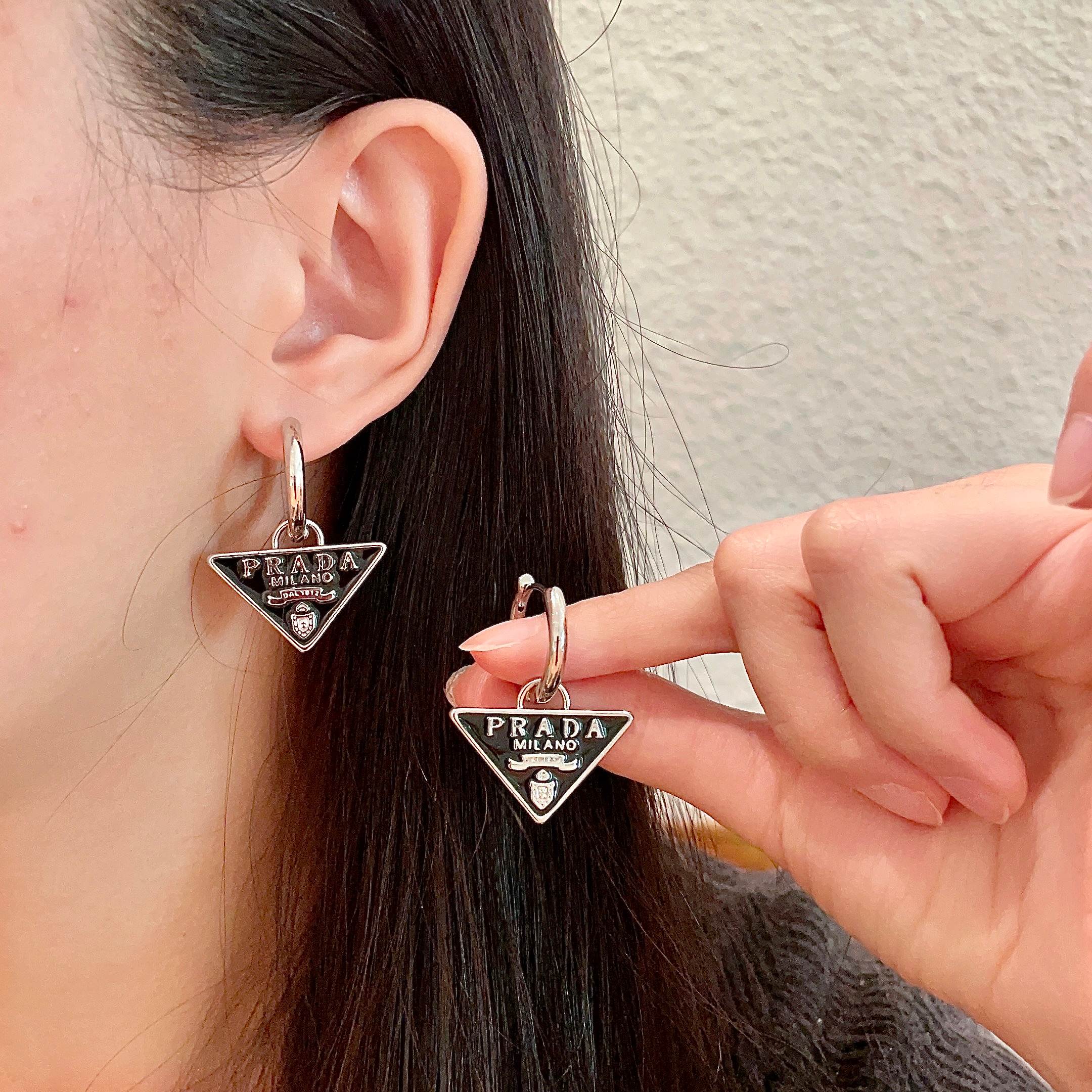  PRADA 普拉达 三角形 耳钉 爆款新品 精致耐看 华丽登场，整体细节非常令人惊喜，典雅而时尚，突显