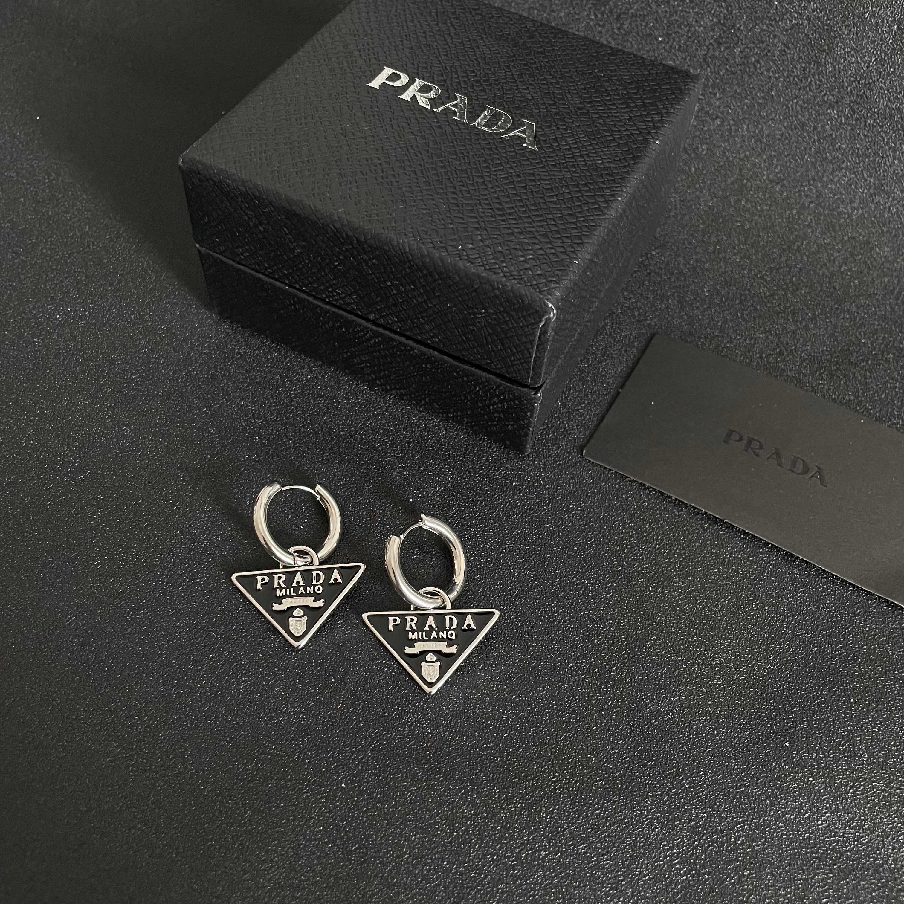  PRADA 普拉达 三角形 耳钉 爆款新品 精致耐看 华丽登场，整体细节非常令人惊喜，典雅而时尚，突显