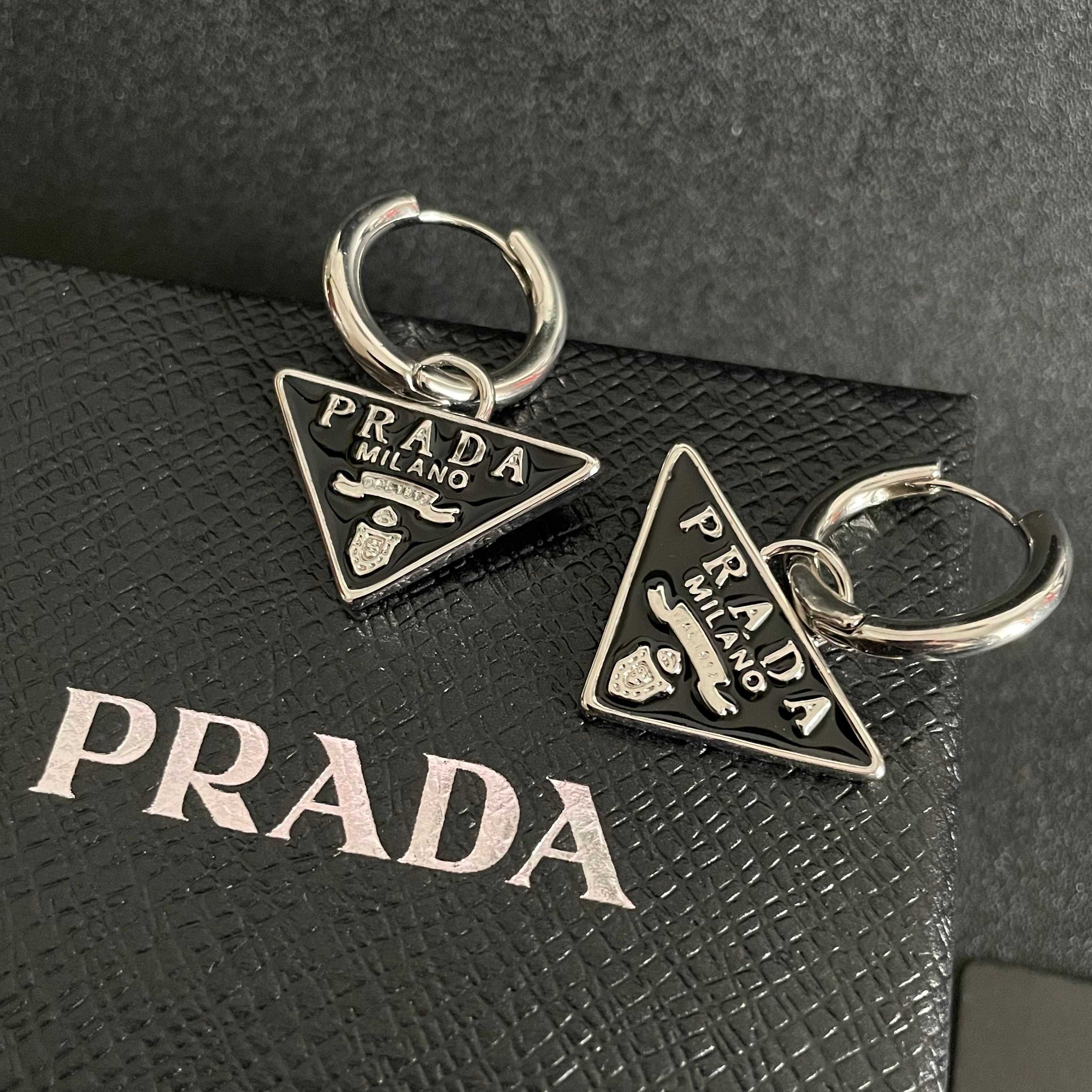  PRADA 普拉达 三角形 耳钉 爆款新品 精致耐看 华丽登场，整体细节非常令人惊喜，典雅而时尚，突显