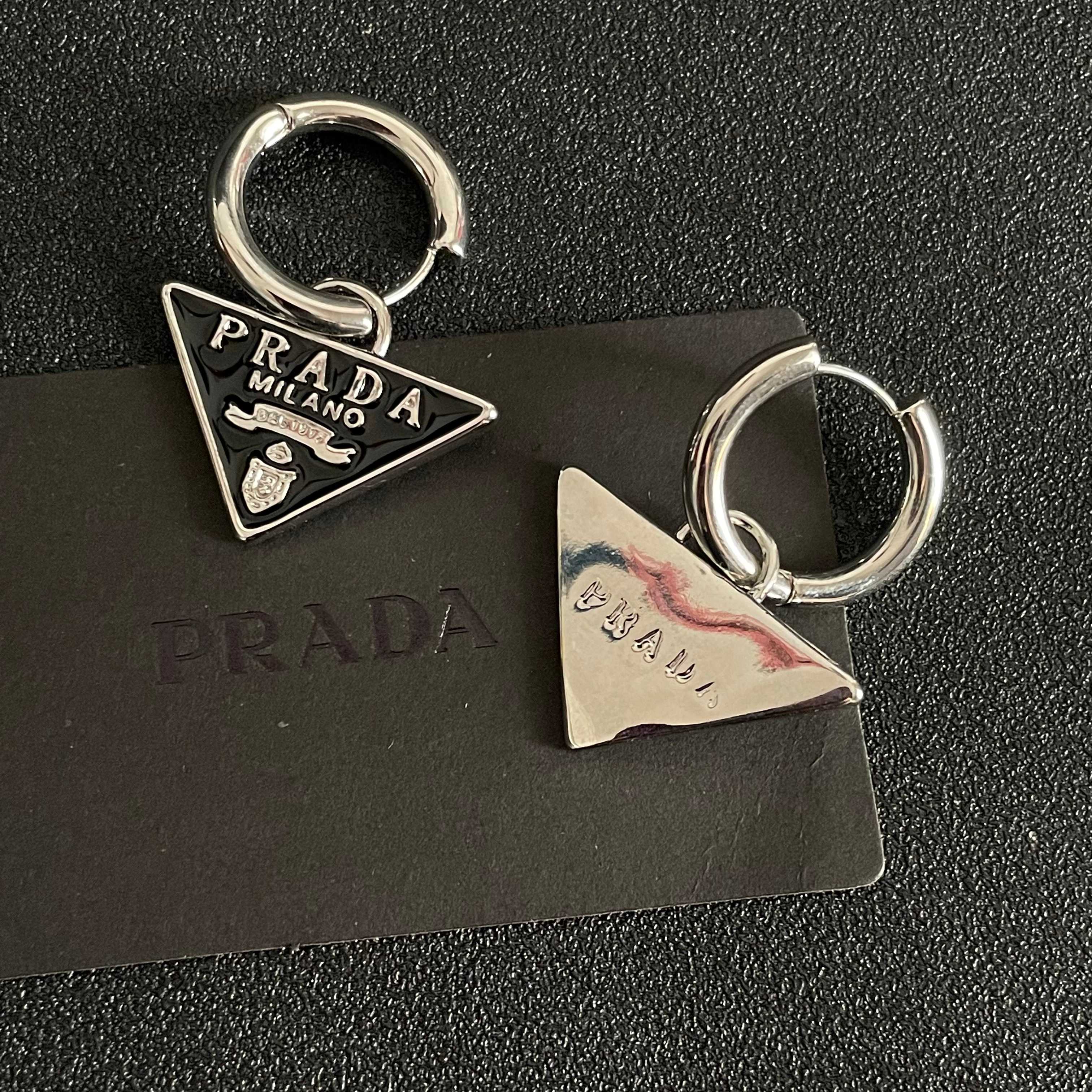  PRADA 普拉达 三角形 耳钉 爆款新品 精致耐看 华丽登场，整体细节非常令人惊喜，典雅而时尚，突显