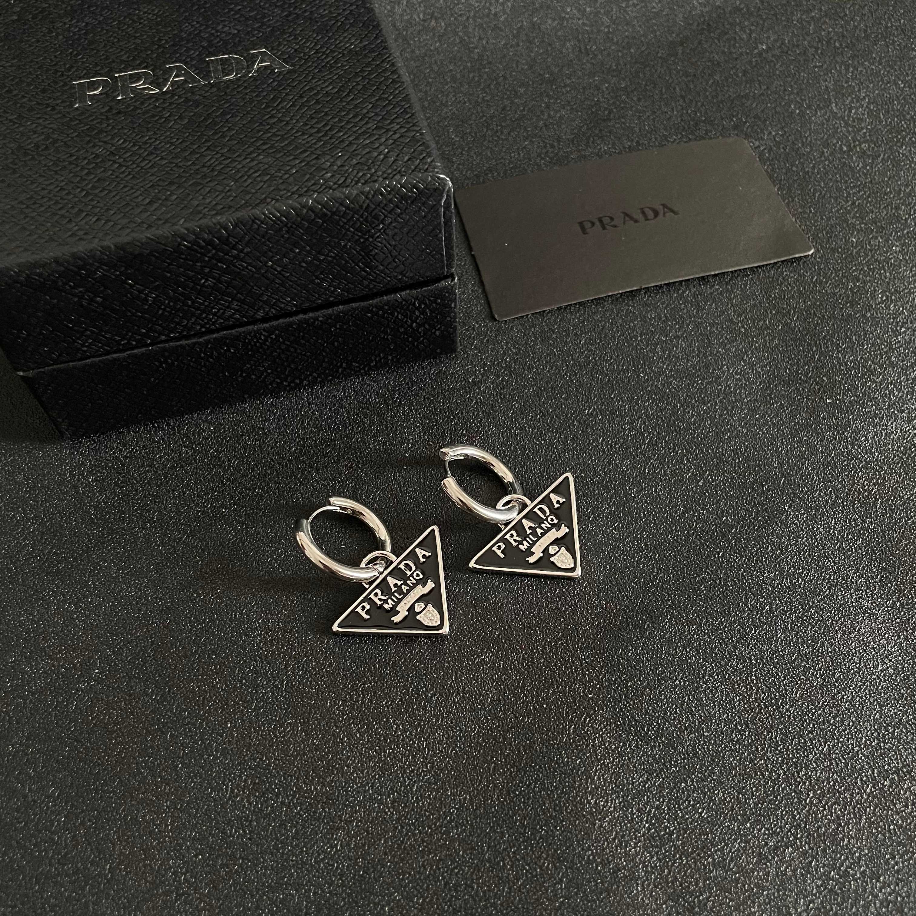  PRADA 普拉达 三角形 耳钉 爆款新品 精致耐看 华丽登场，整体细节非常令人惊喜，典雅而时尚，突显