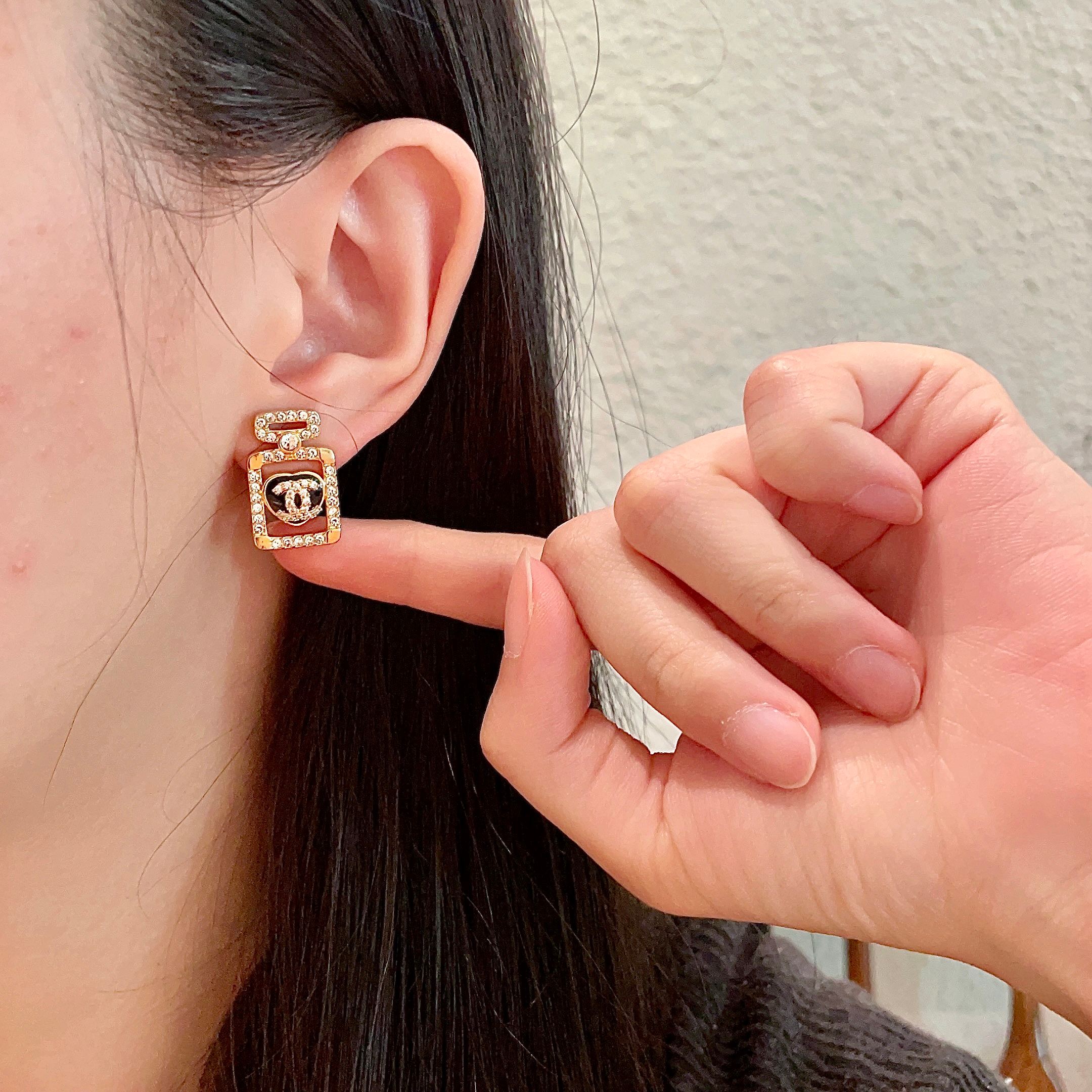  Chanel香奈儿 中古 字母 耳钉👀小香家的款式真心无需多介绍😘🎶每一款都超好看，精致大方，非常显气