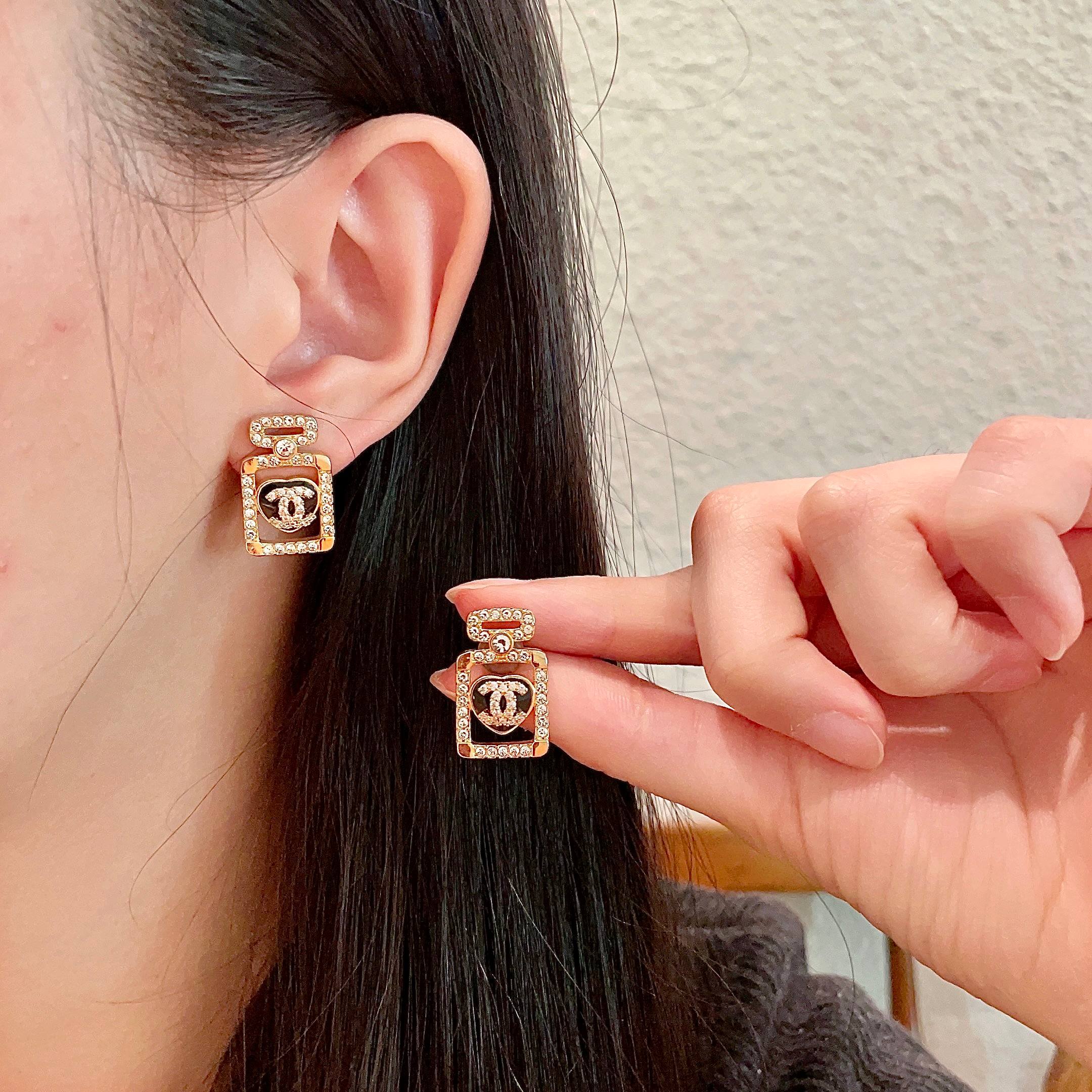  Chanel香奈儿 中古 字母 耳钉👀小香家的款式真心无需多介绍😘🎶每一款都超好看，精致大方，非常显气
