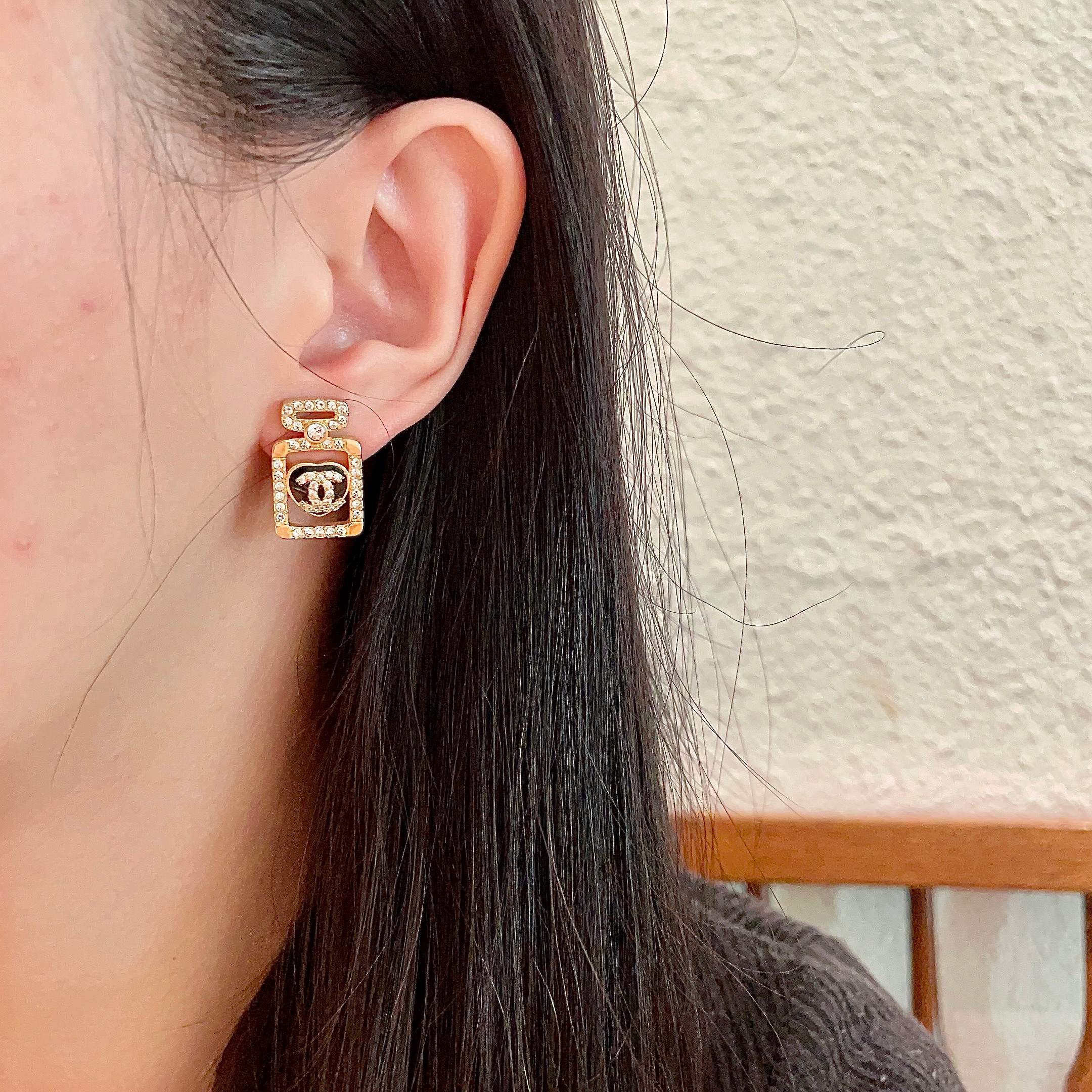  Chanel香奈儿 中古 字母 耳钉👀小香家的款式真心无需多介绍😘🎶每一款都超好看，精致大方，非常显气