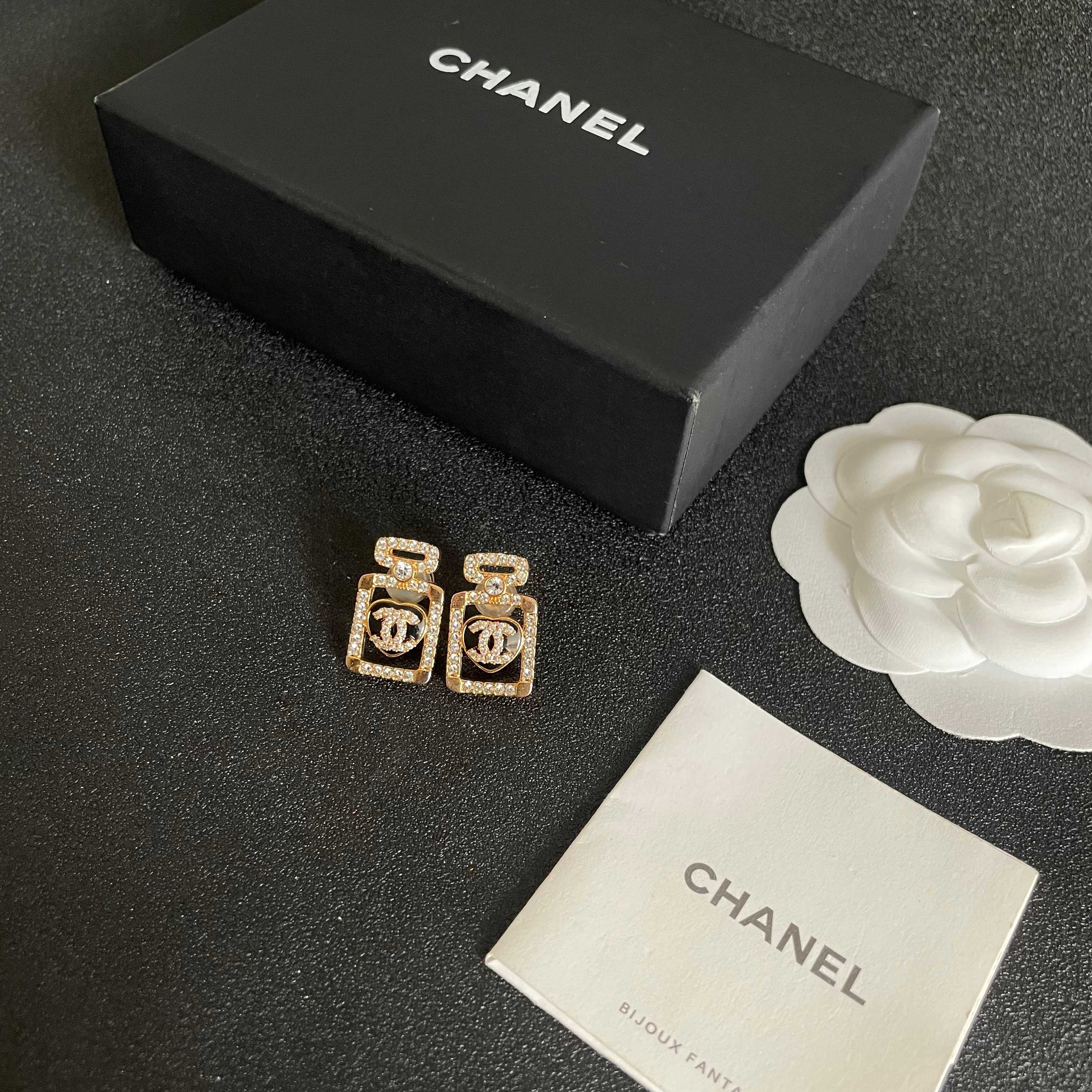  Chanel香奈儿 中古 字母 耳钉👀小香家的款式真心无需多介绍😘🎶每一款都超好看，精致大方，非常显气