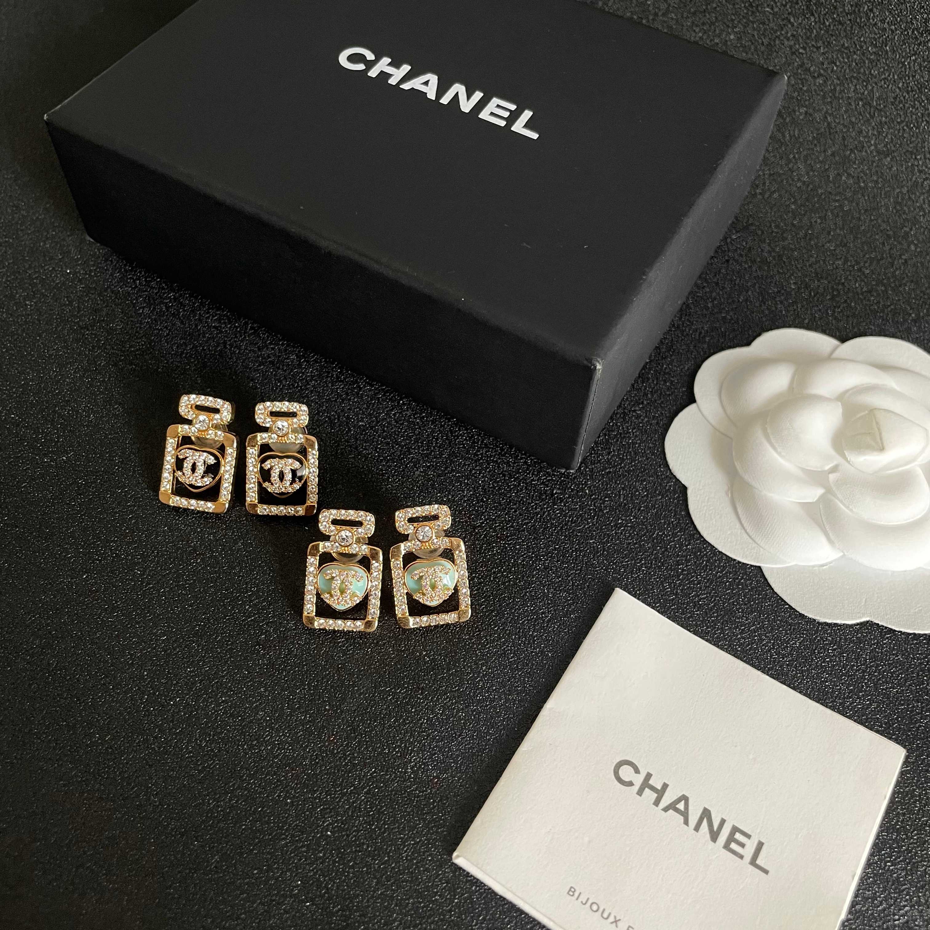  Chanel香奈儿 中古 字母 耳钉👀小香家的款式真心无需多介绍😘🎶每一款都超好看，精致大方，非常显气