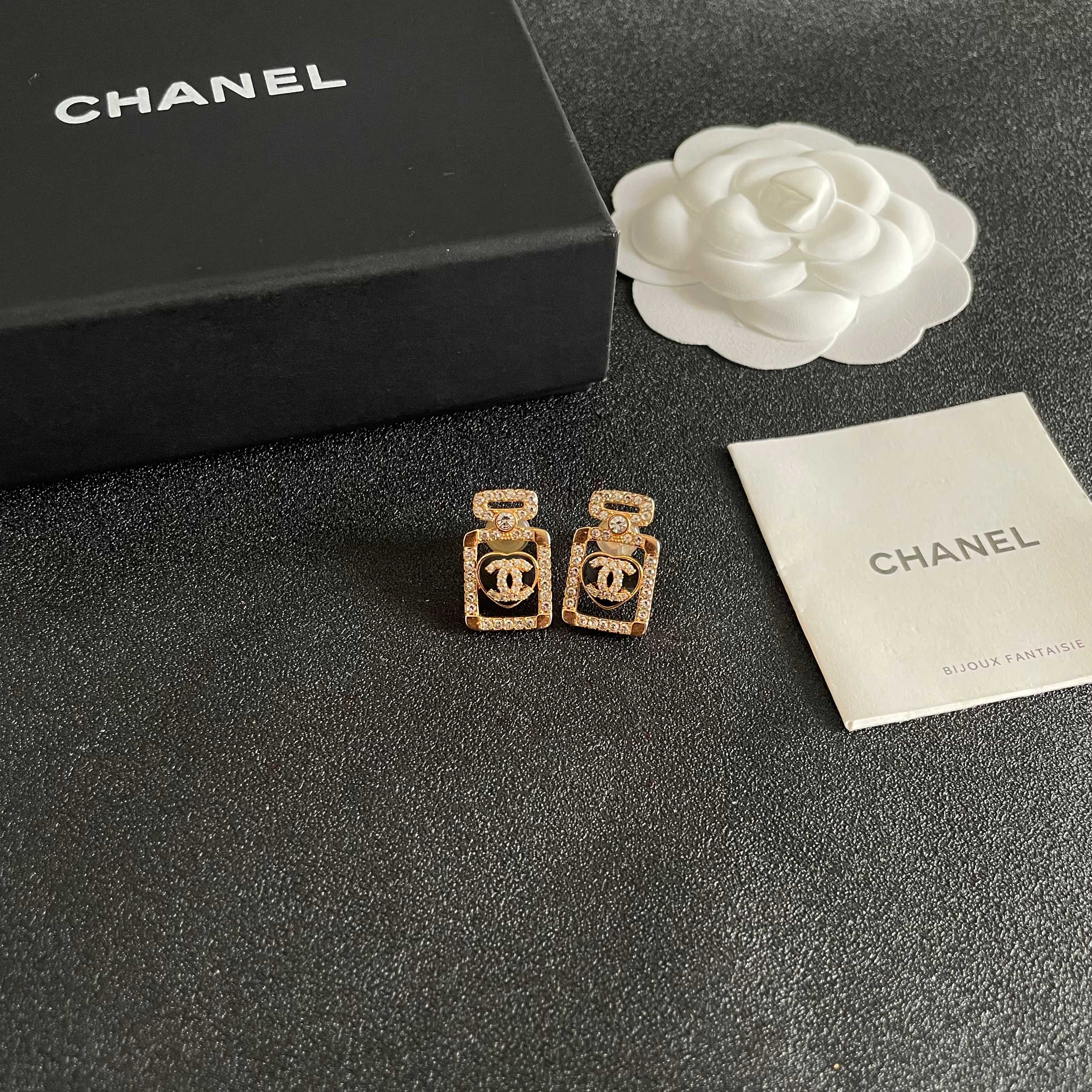  Chanel香奈儿 中古 字母 耳钉👀小香家的款式真心无需多介绍😘🎶每一款都超好看，精致大方，非常显气