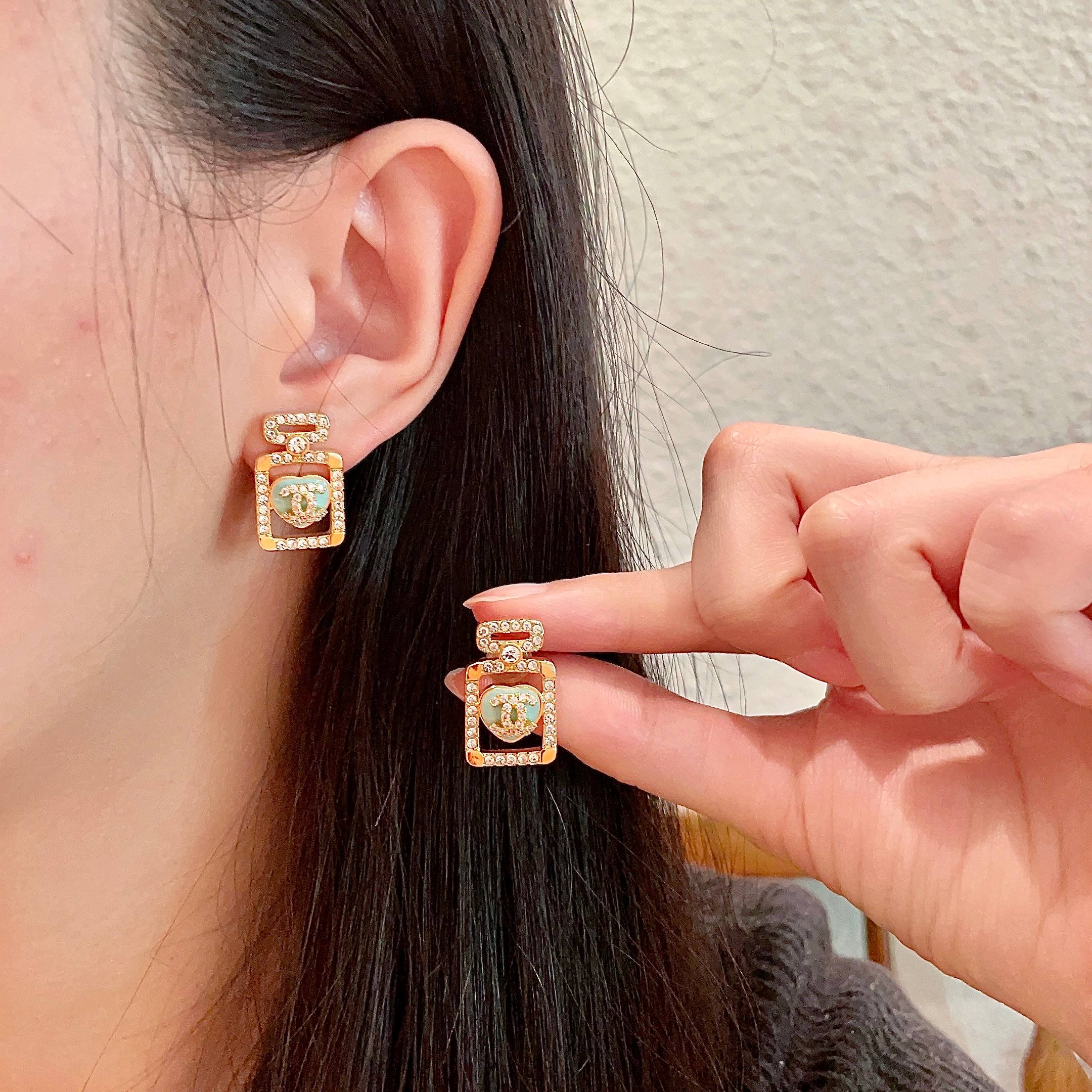  Chanel香奈儿 中古 字母 耳钉👀小香家的款式真心无需多介绍😘🎶每一款都超好看，精致大方，非常显气