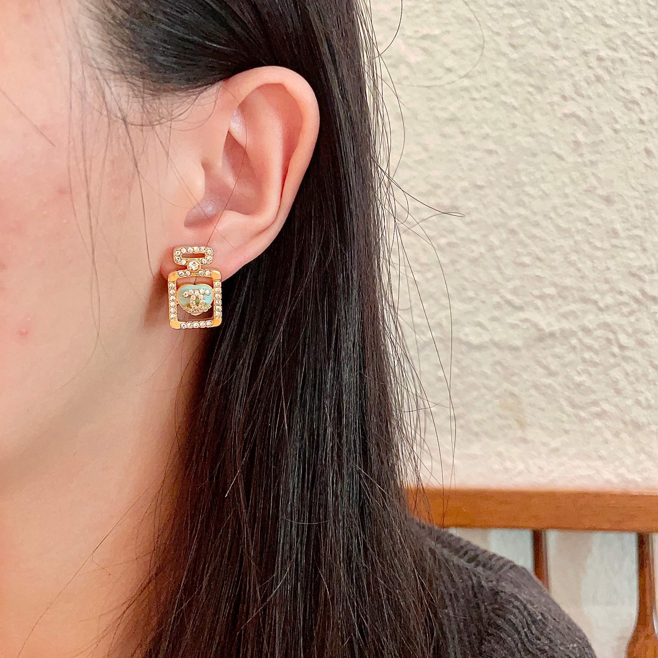  Chanel香奈儿 中古 字母 耳钉👀小香家的款式真心无需多介绍😘🎶每一款都超好看，精致大方，非常显气