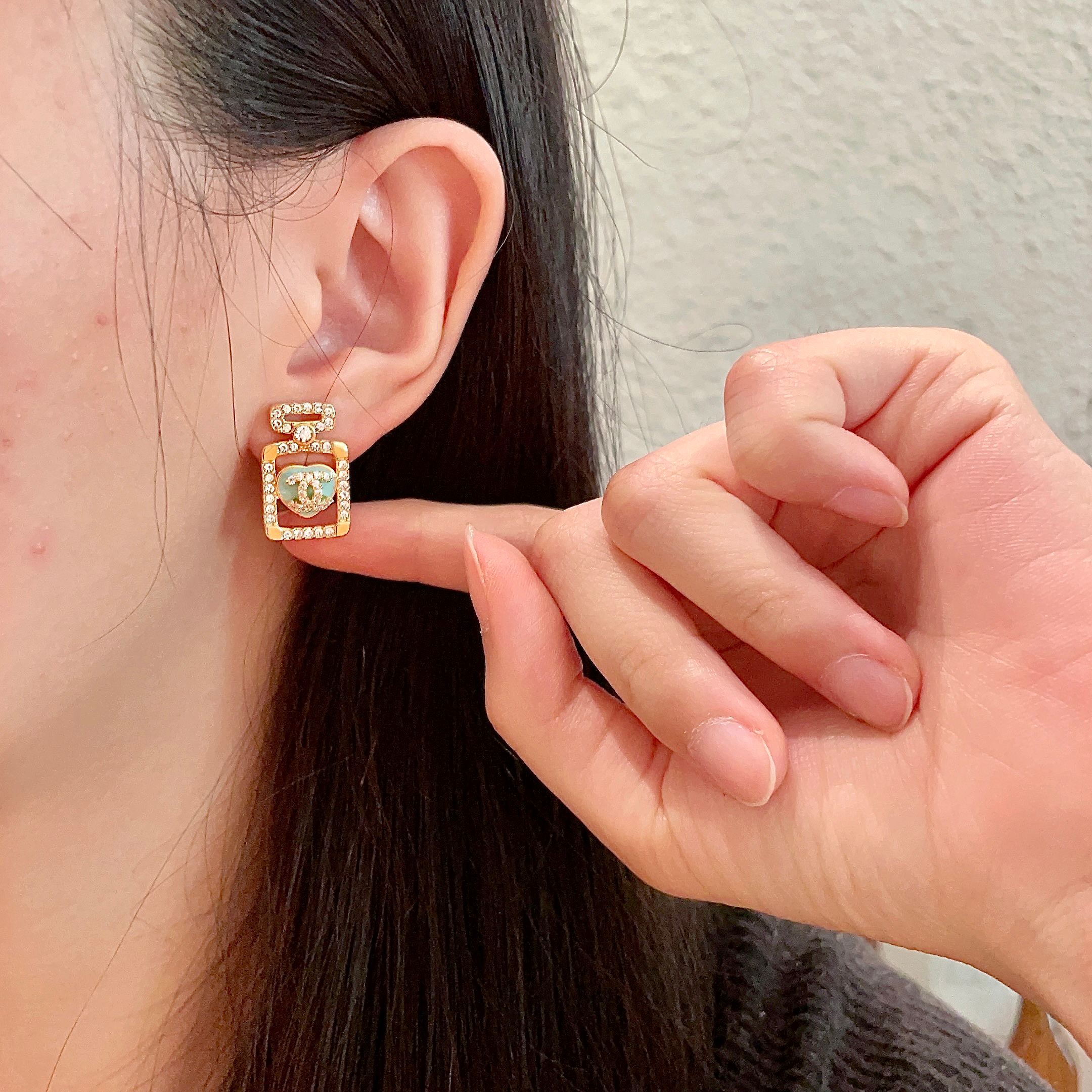  Chanel香奈儿 中古 字母 耳钉👀小香家的款式真心无需多介绍😘🎶每一款都超好看，精致大方，非常显气