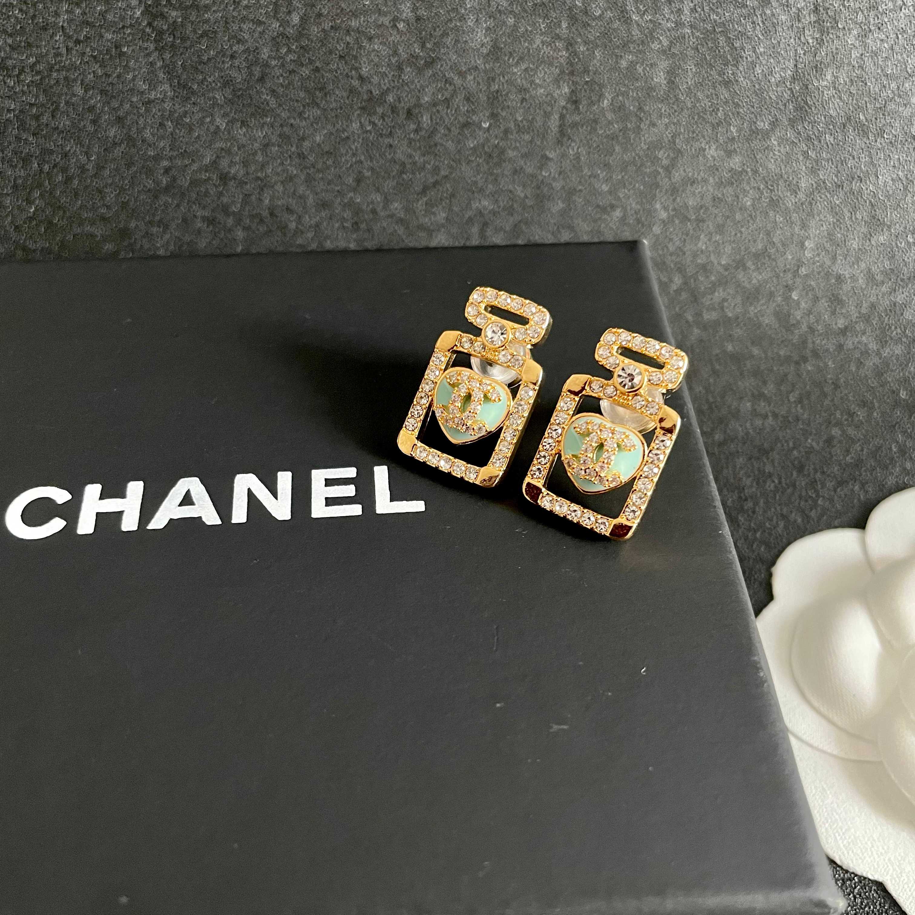  Chanel香奈儿 中古 字母 耳钉👀小香家的款式真心无需多介绍😘🎶每一款都超好看，精致大方，非常显气