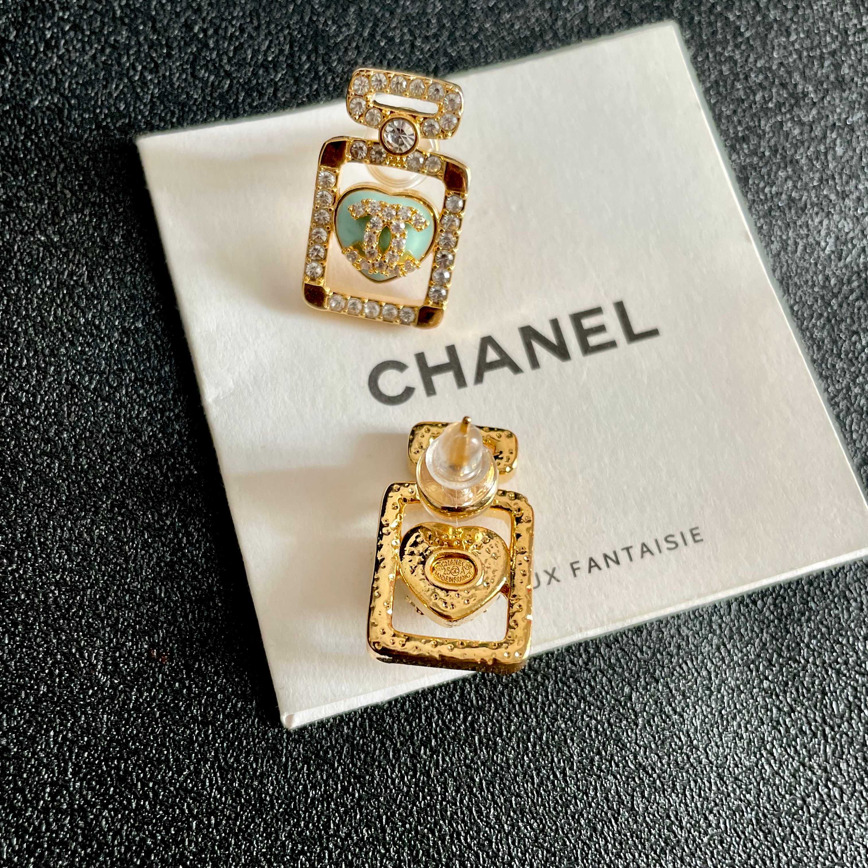  Chanel香奈儿 中古 字母 耳钉👀小香家的款式真心无需多介绍😘🎶每一款都超好看，精致大方，非常显气