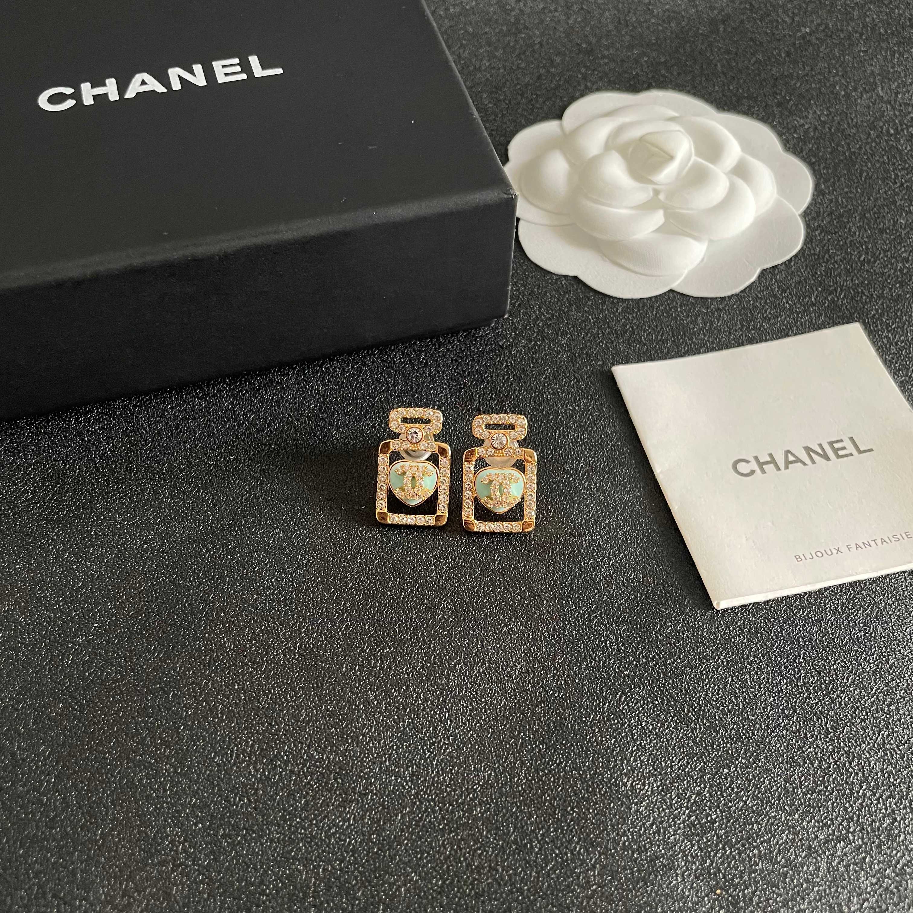  Chanel香奈儿 中古 字母 耳钉👀小香家的款式真心无需多介绍😘🎶每一款都超好看，精致大方，非常显气