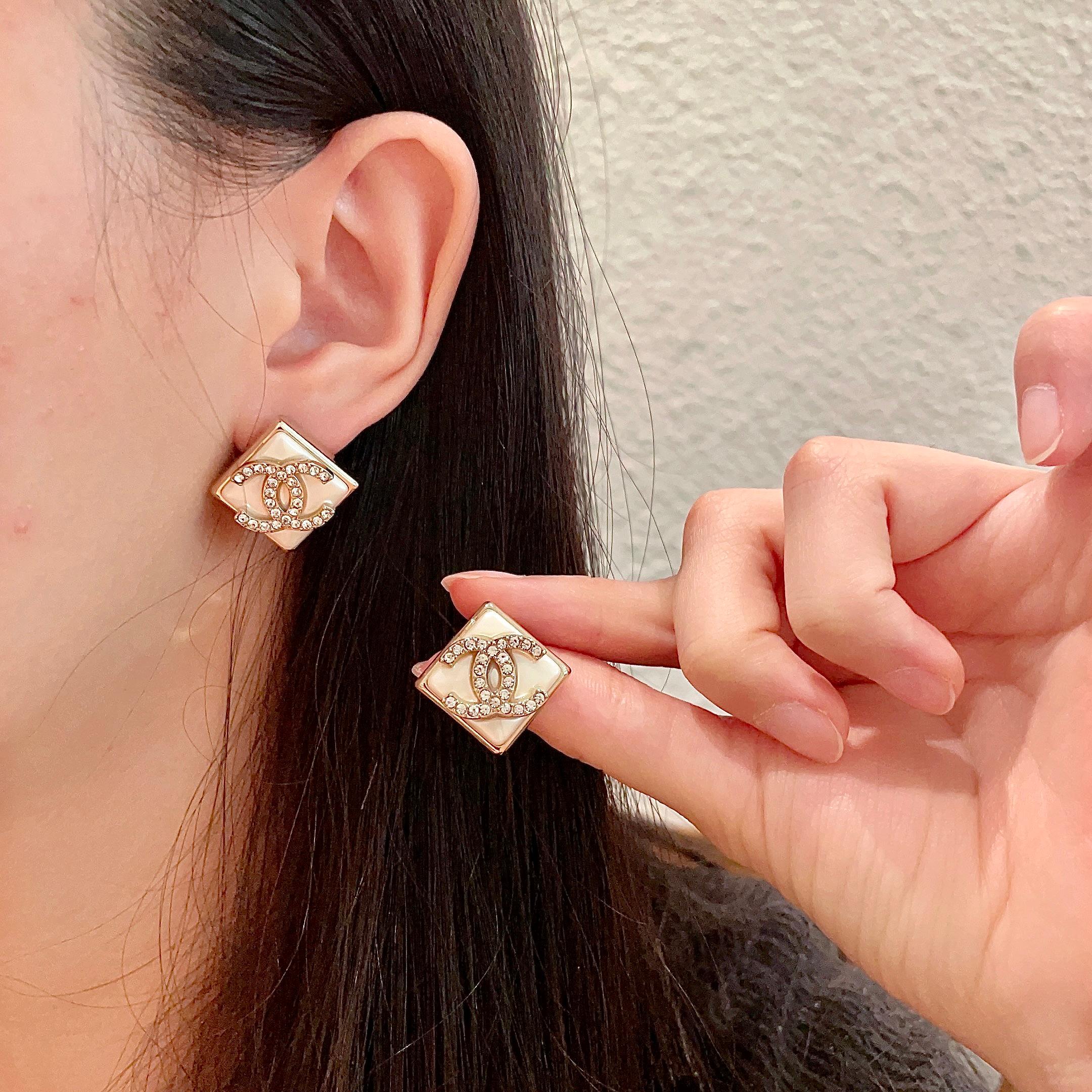  Chanel香奈儿 中古 字母 耳钉👀小香家的款式真心无需多介绍😘🎶每一款都超好看，精致大方，非常显气