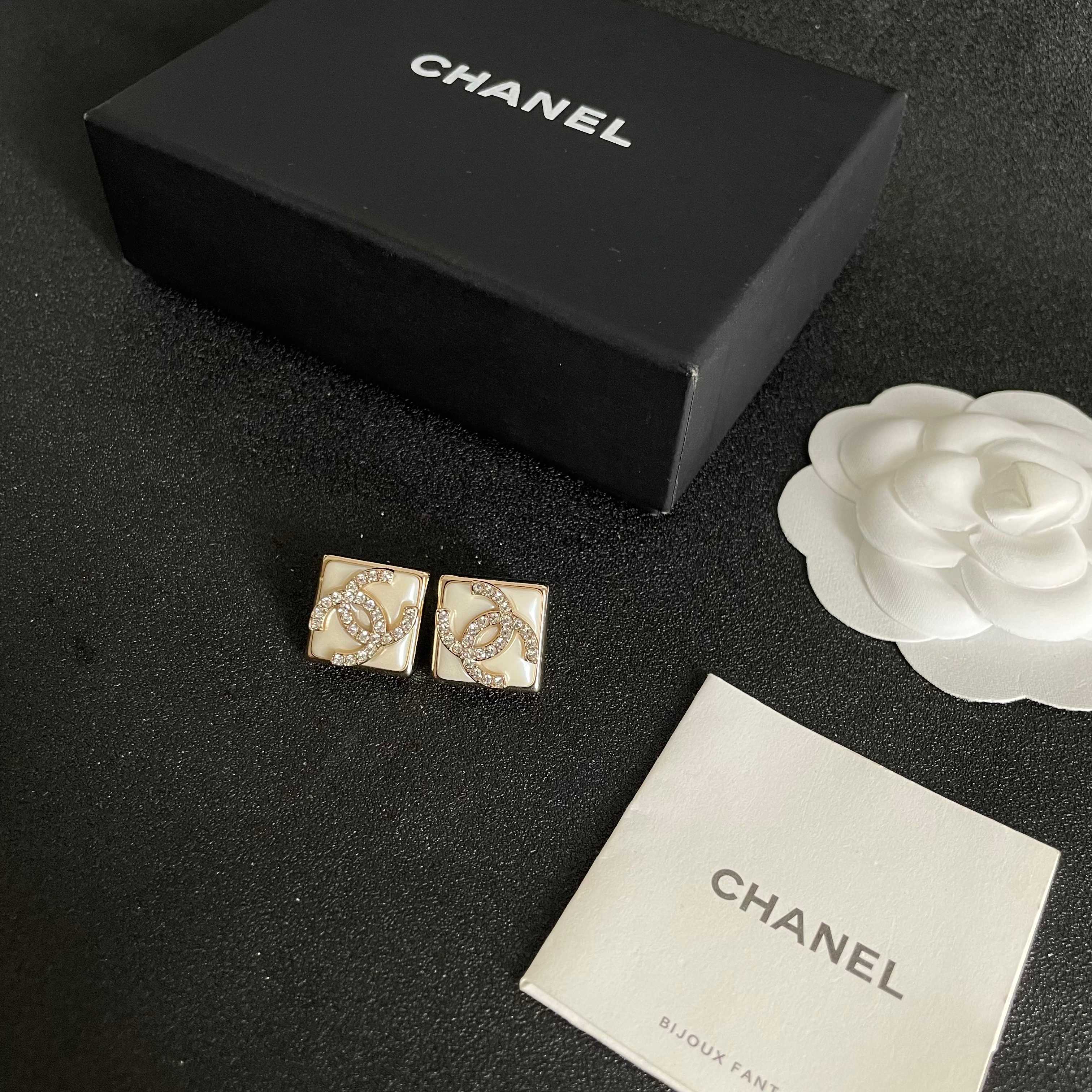  Chanel香奈儿 中古 字母 耳钉👀小香家的款式真心无需多介绍😘🎶每一款都超好看，精致大方，非常显气