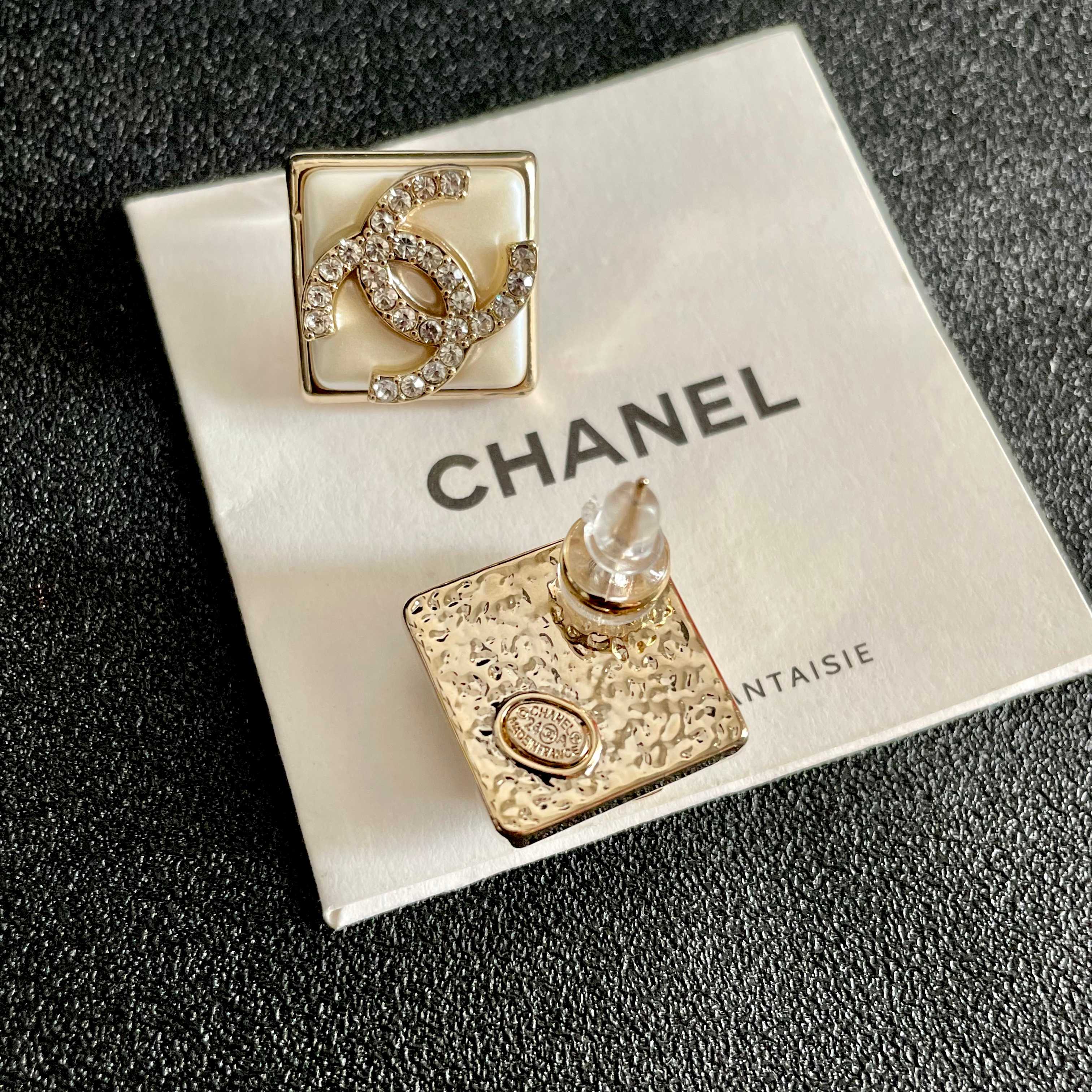  Chanel香奈儿 中古 字母 耳钉👀小香家的款式真心无需多介绍😘🎶每一款都超好看，精致大方，非常显气