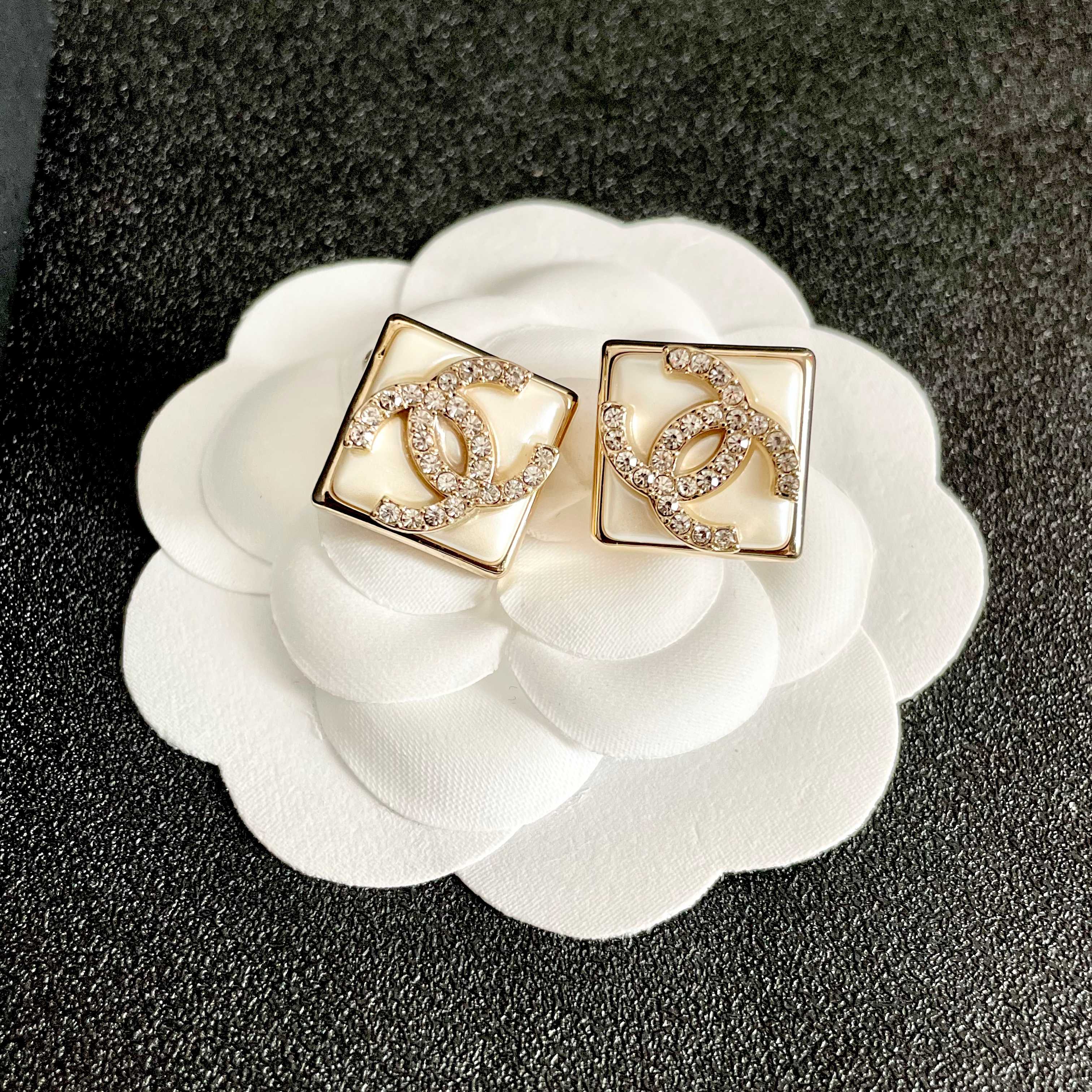  Chanel香奈儿 中古 字母 耳钉👀小香家的款式真心无需多介绍😘🎶每一款都超好看，精致大方，非常显气