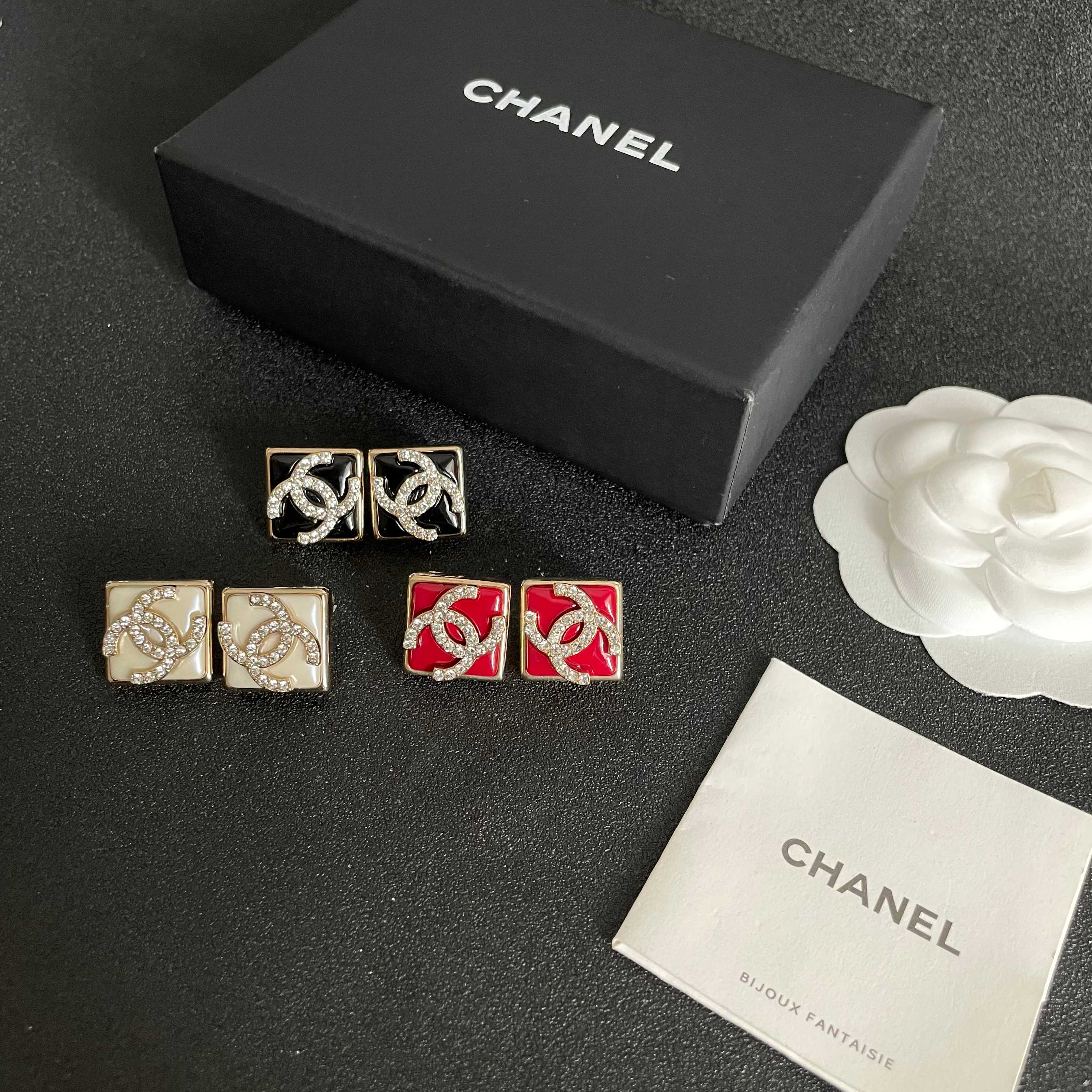  Chanel香奈儿 中古 字母 耳钉👀小香家的款式真心无需多介绍😘🎶每一款都超好看，精致大方，非常显气