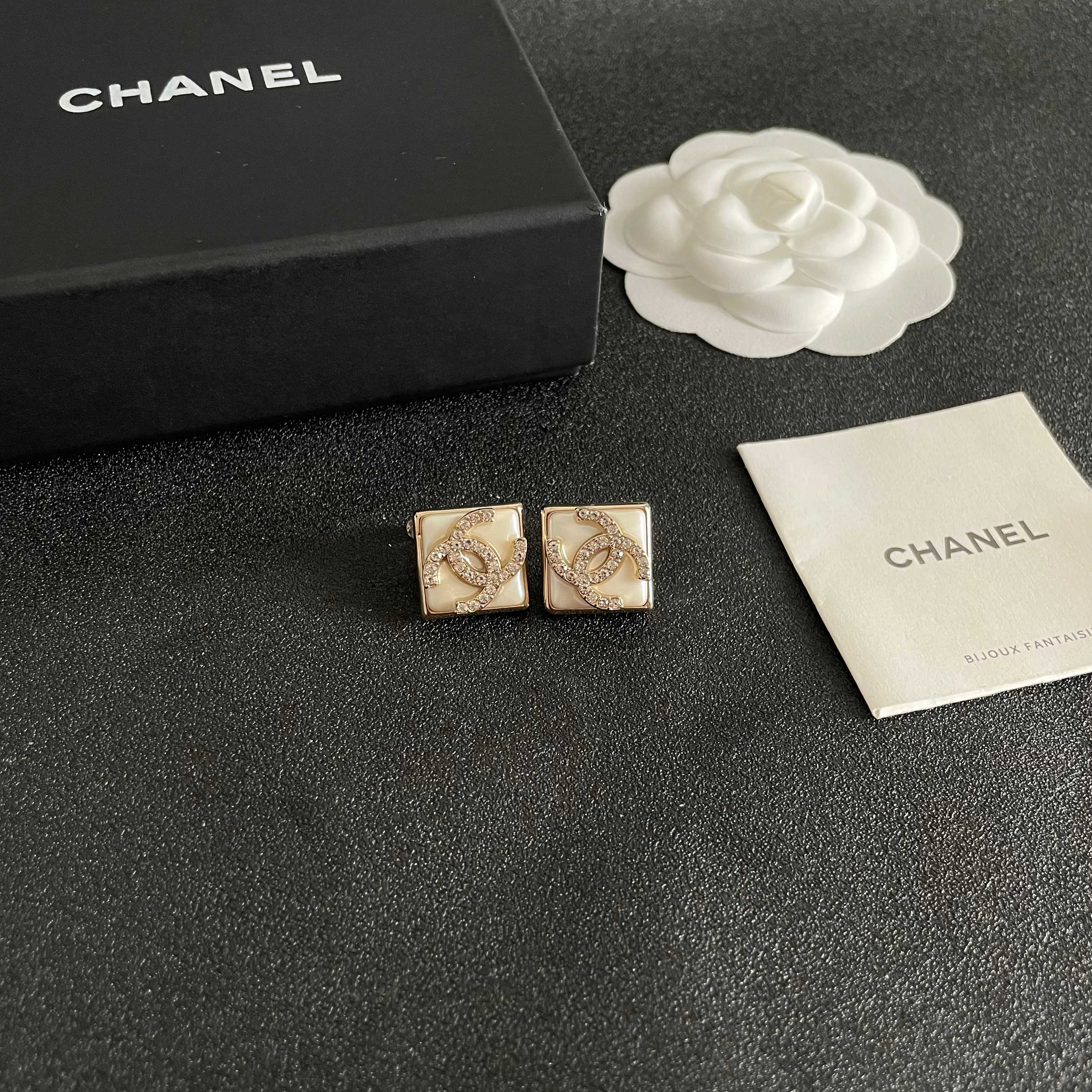  Chanel香奈儿 中古 字母 耳钉👀小香家的款式真心无需多介绍😘🎶每一款都超好看，精致大方，非常显气