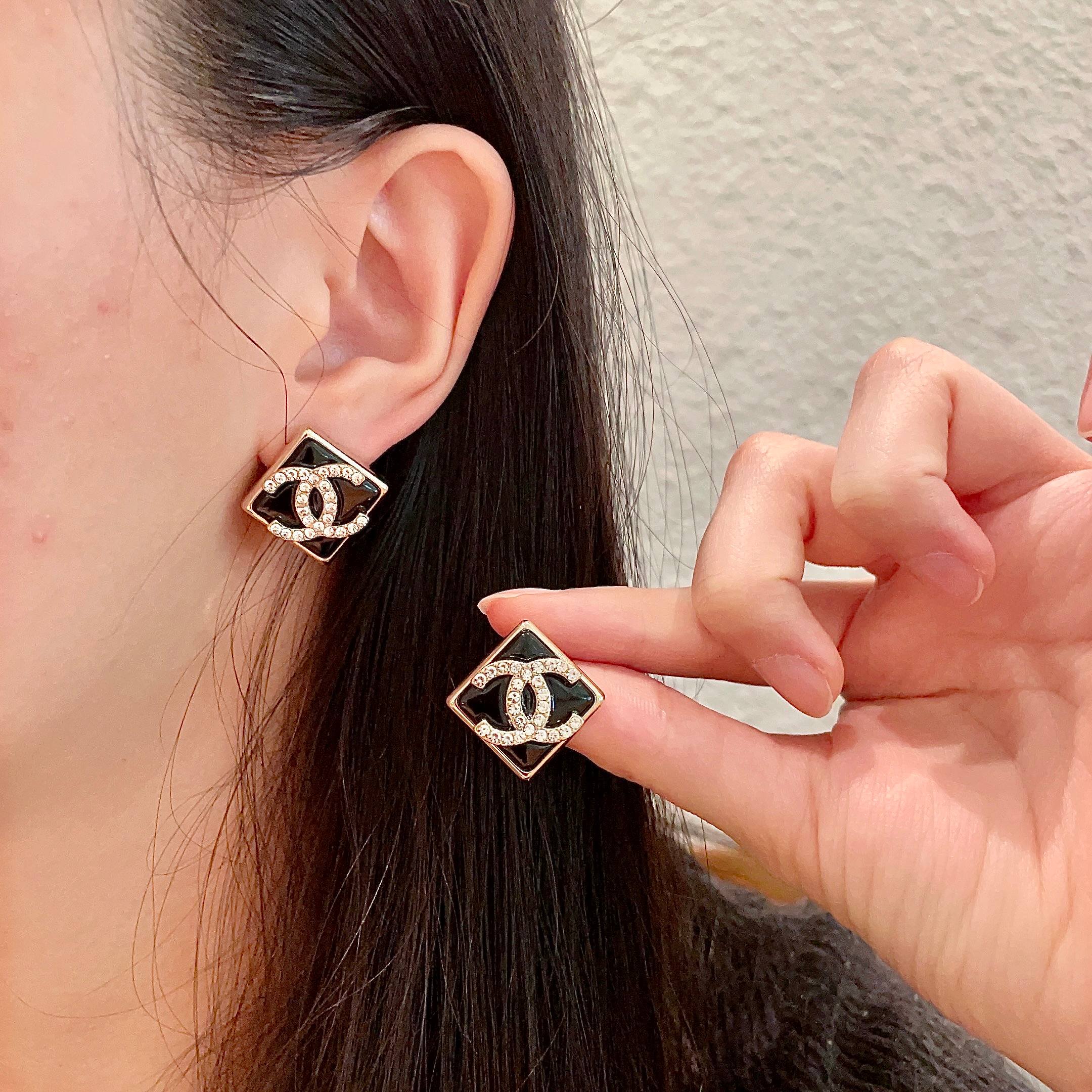  Chanel香奈儿 中古 字母 耳钉👀小香家的款式真心无需多介绍😘🎶每一款都超好看，精致大方，非常显气
