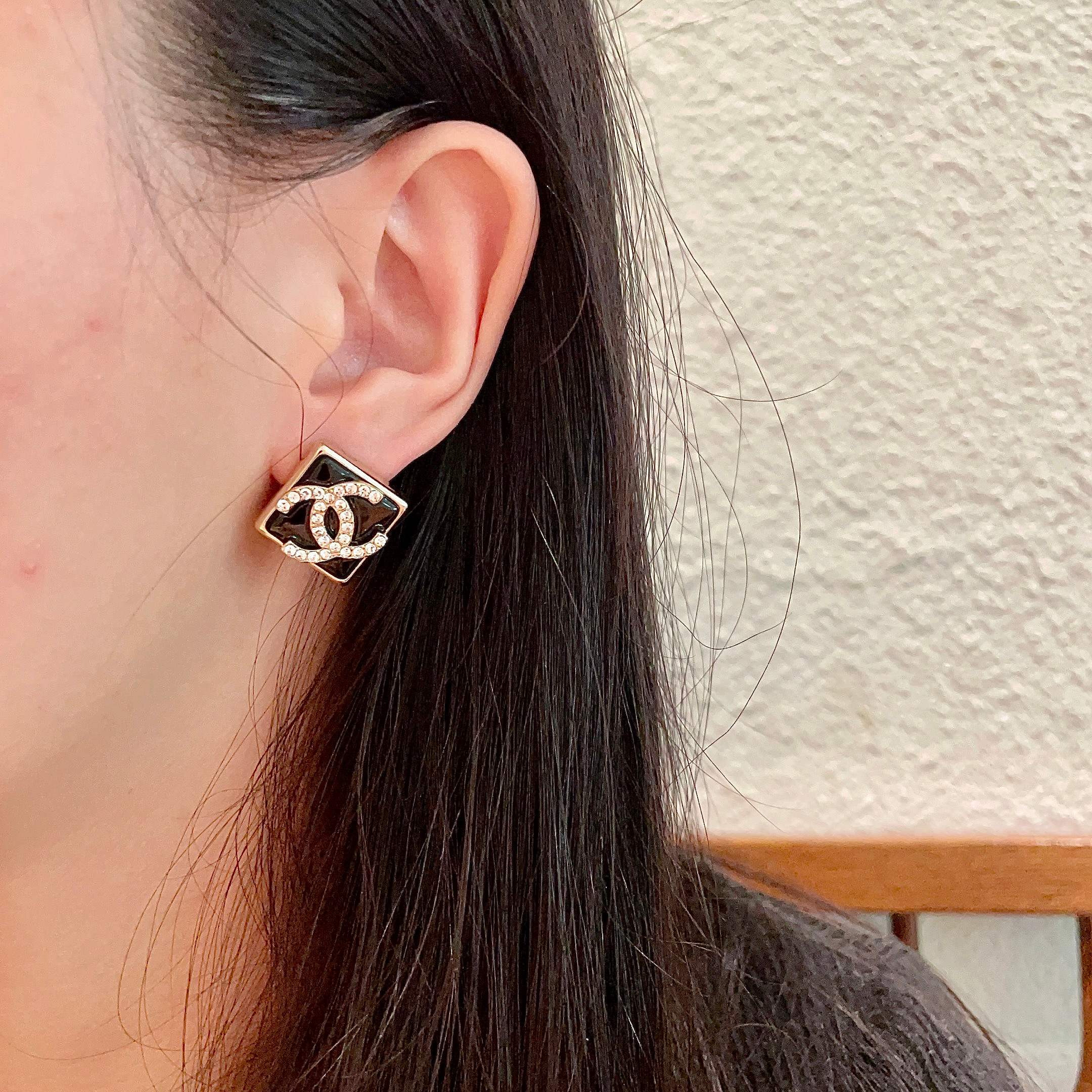  Chanel香奈儿 中古 字母 耳钉👀小香家的款式真心无需多介绍😘🎶每一款都超好看，精致大方，非常显气