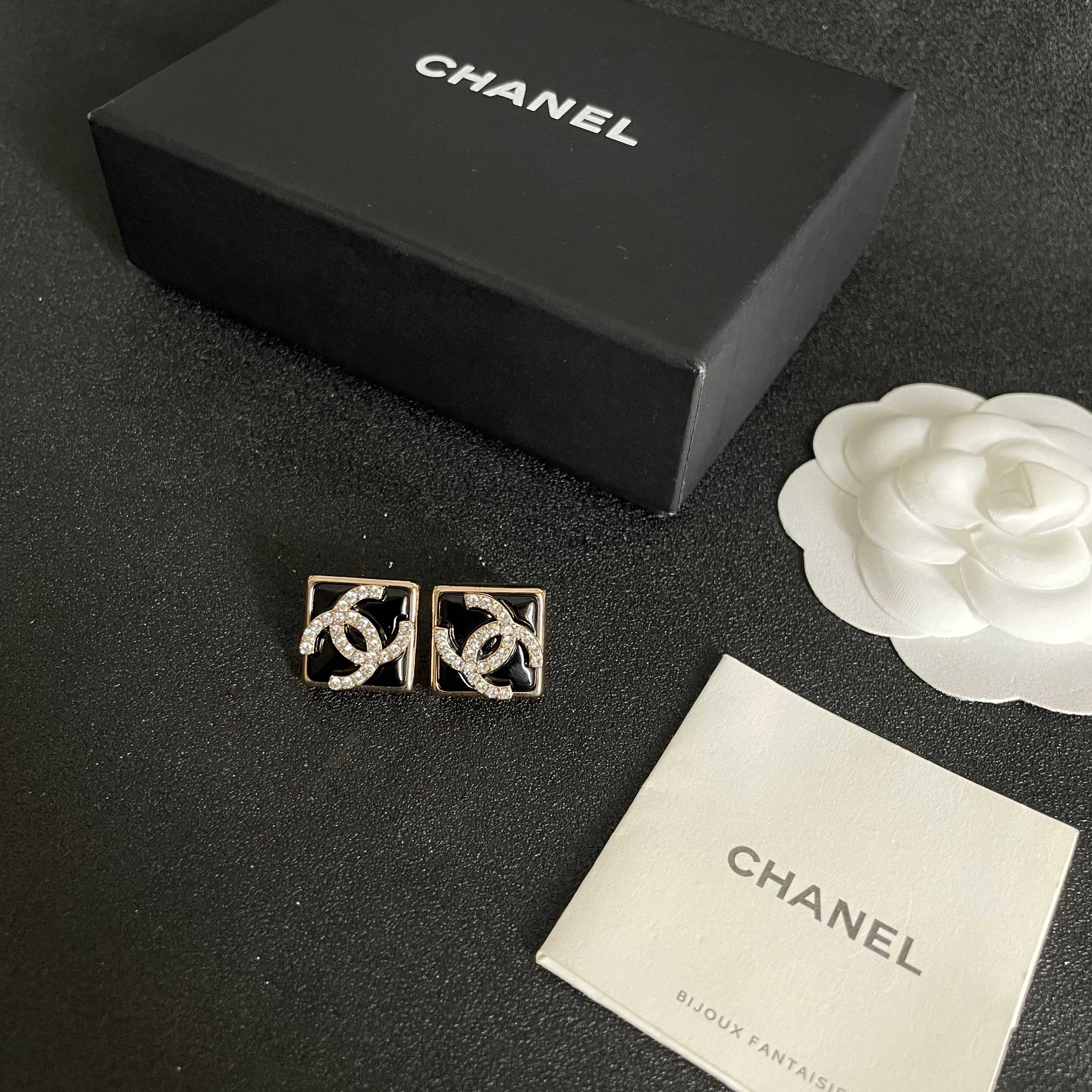  Chanel香奈儿 中古 字母 耳钉👀小香家的款式真心无需多介绍😘🎶每一款都超好看，精致大方，非常显气