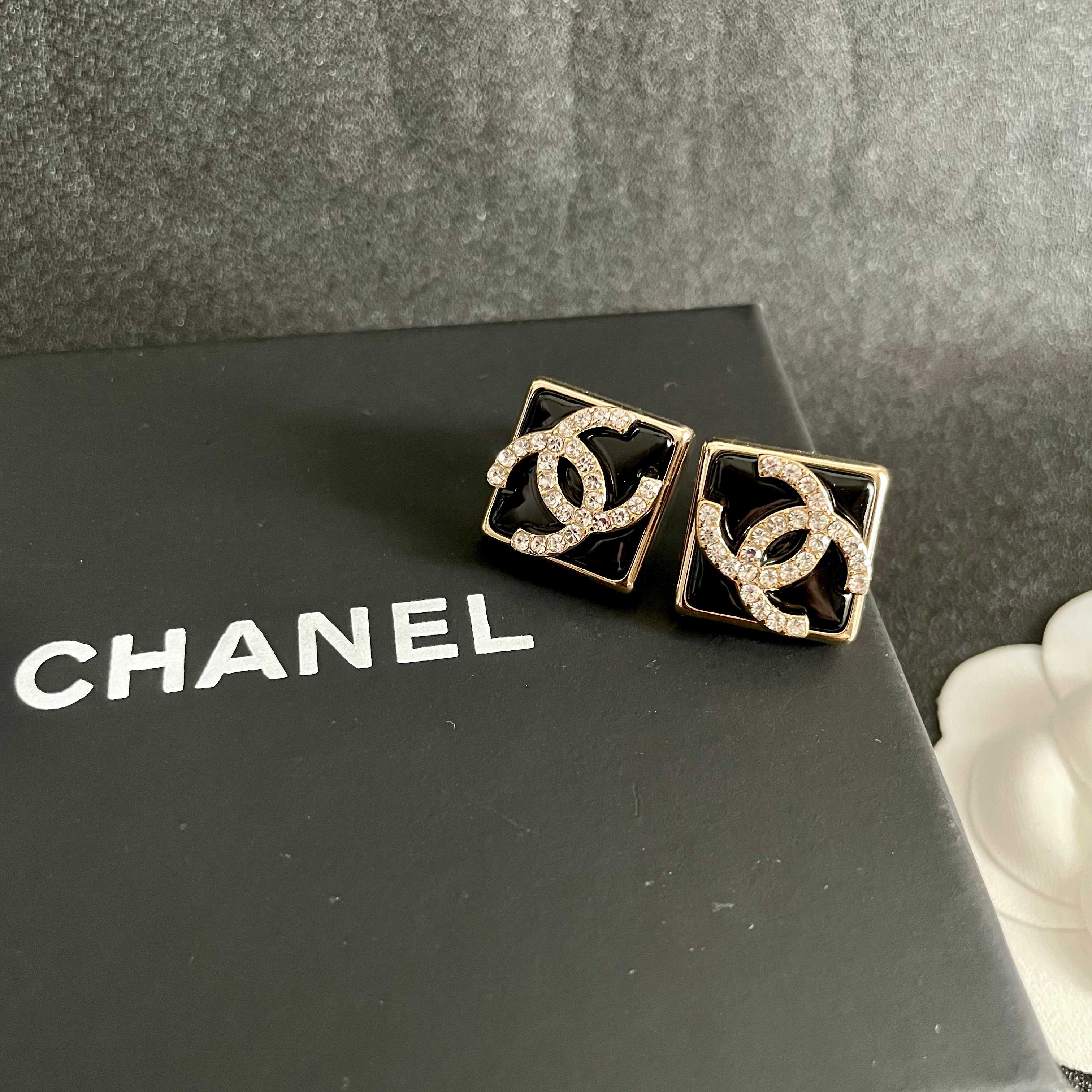  Chanel香奈儿 中古 字母 耳钉👀小香家的款式真心无需多介绍😘🎶每一款都超好看，精致大方，非常显气