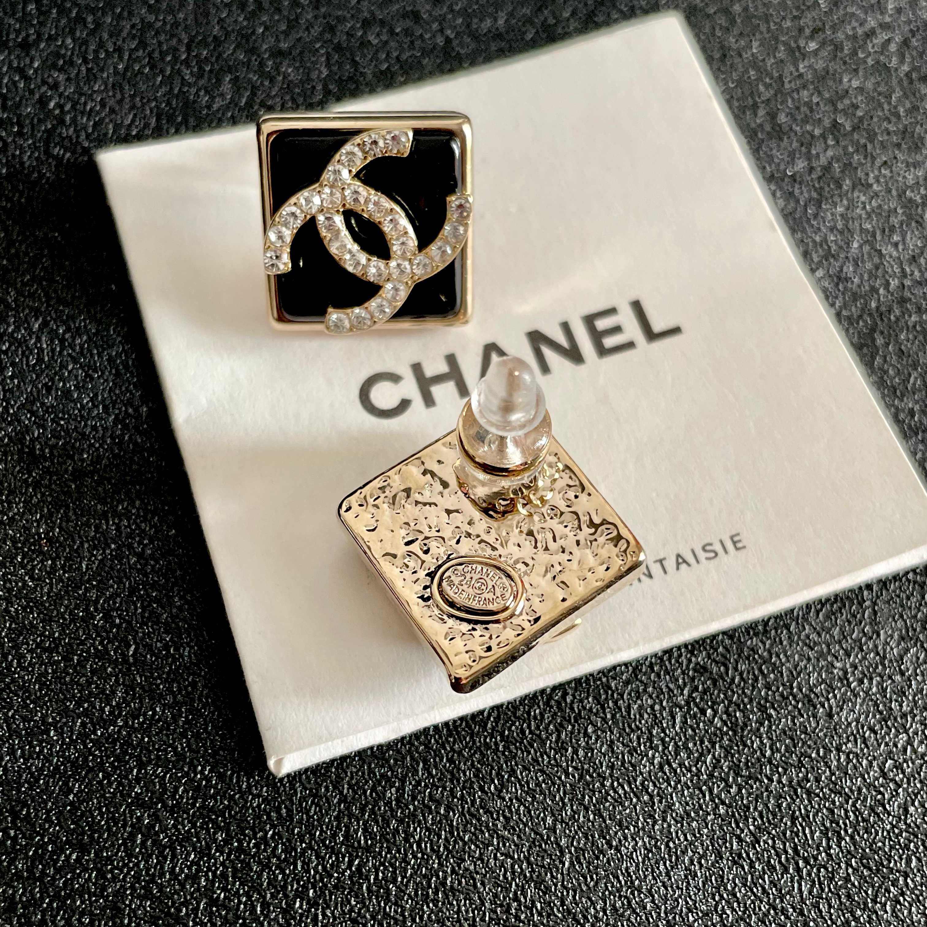  Chanel香奈儿 中古 字母 耳钉👀小香家的款式真心无需多介绍😘🎶每一款都超好看，精致大方，非常显气