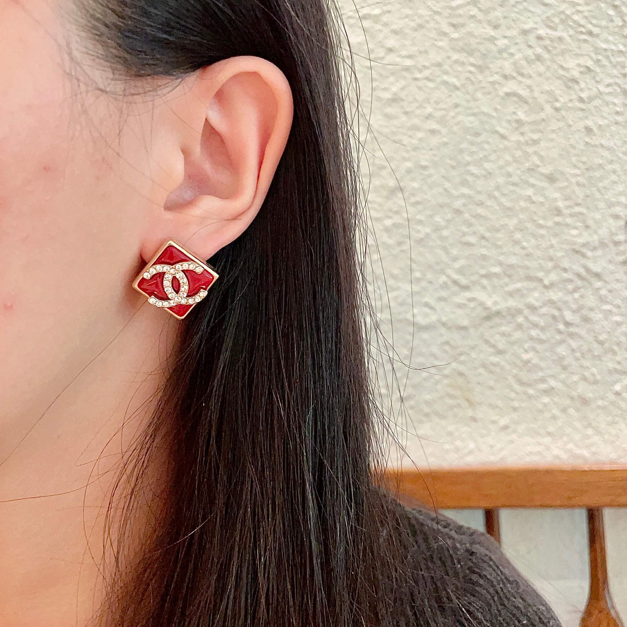  Chanel香奈儿 中古 字母 耳钉👀小香家的款式真心无需多介绍😘🎶每一款都超好看，精致大方，非常显气