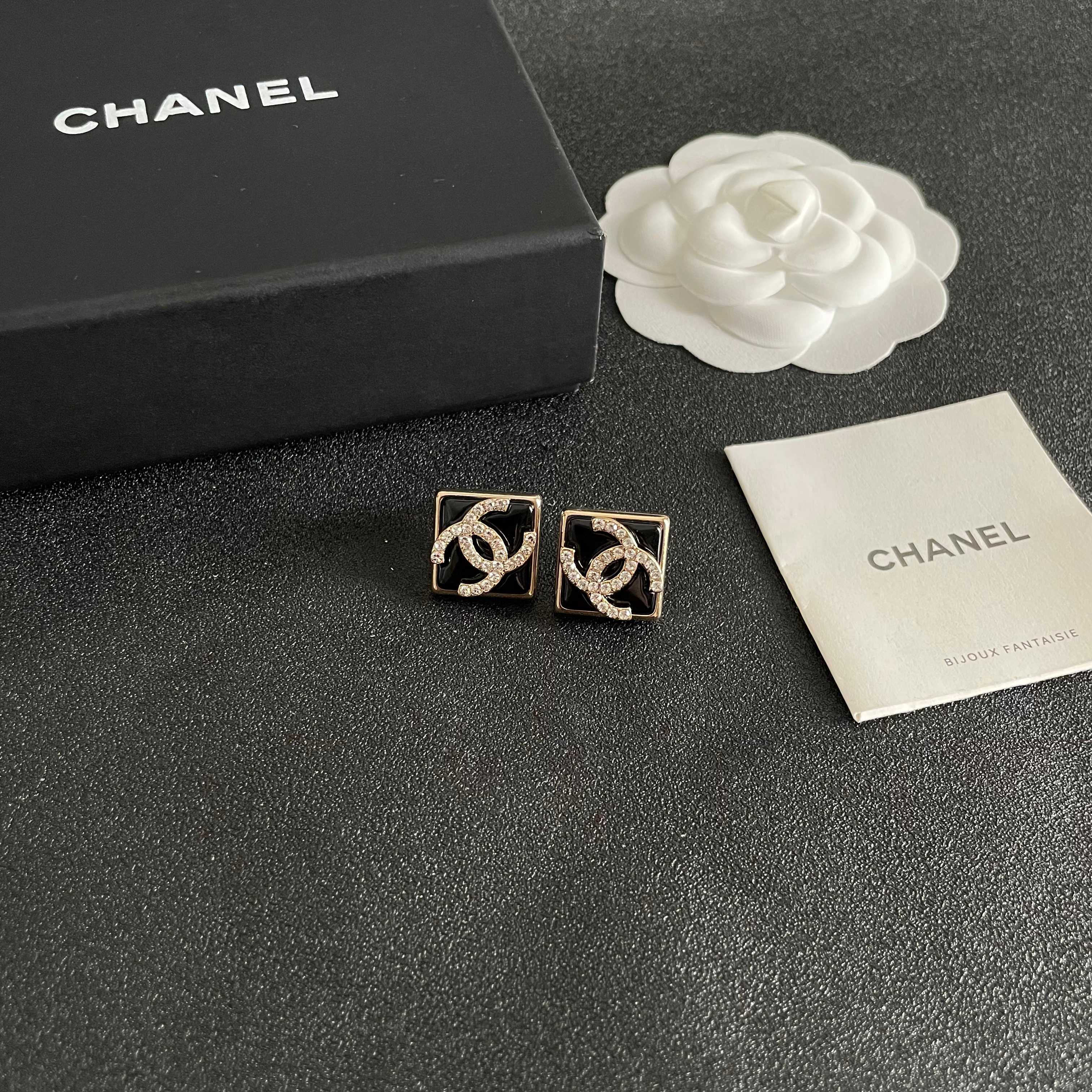  Chanel香奈儿 中古 字母 耳钉👀小香家的款式真心无需多介绍😘🎶每一款都超好看，精致大方，非常显气