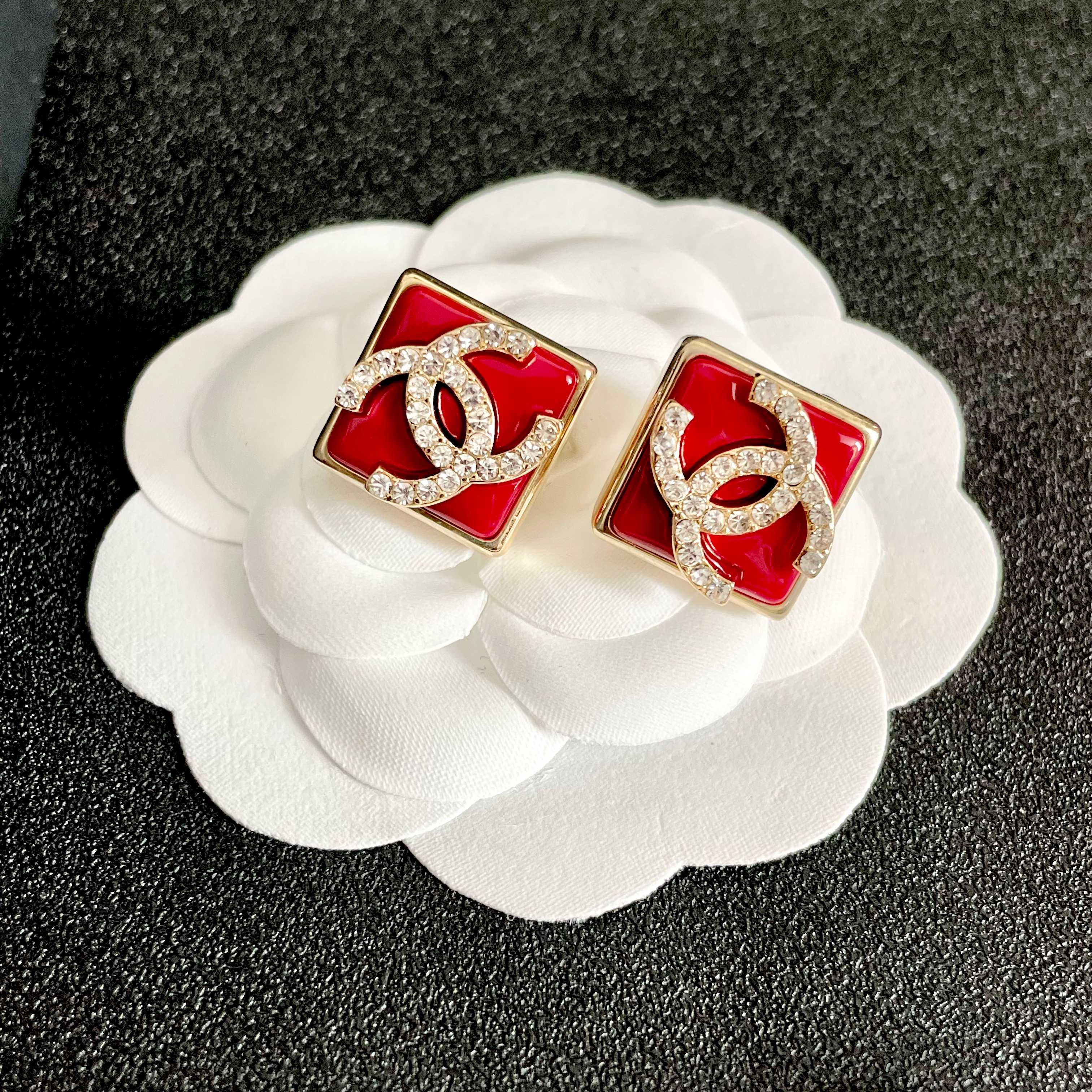  Chanel香奈儿 中古 字母 耳钉👀小香家的款式真心无需多介绍😘🎶每一款都超好看，精致大方，非常显气