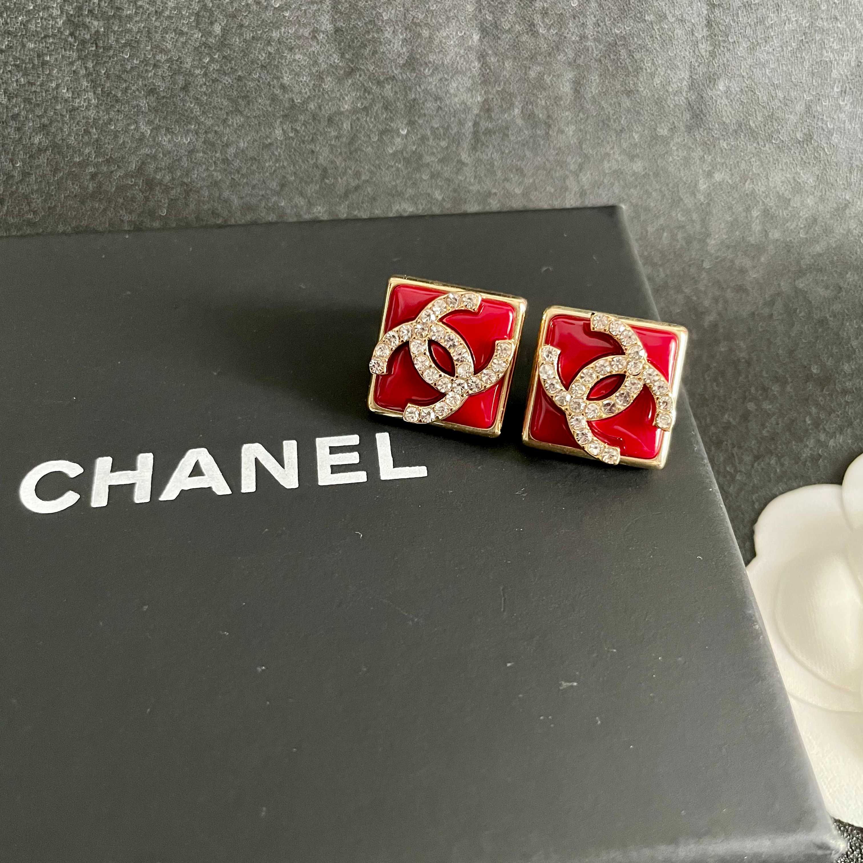  Chanel香奈儿 中古 字母 耳钉👀小香家的款式真心无需多介绍😘🎶每一款都超好看，精致大方，非常显气