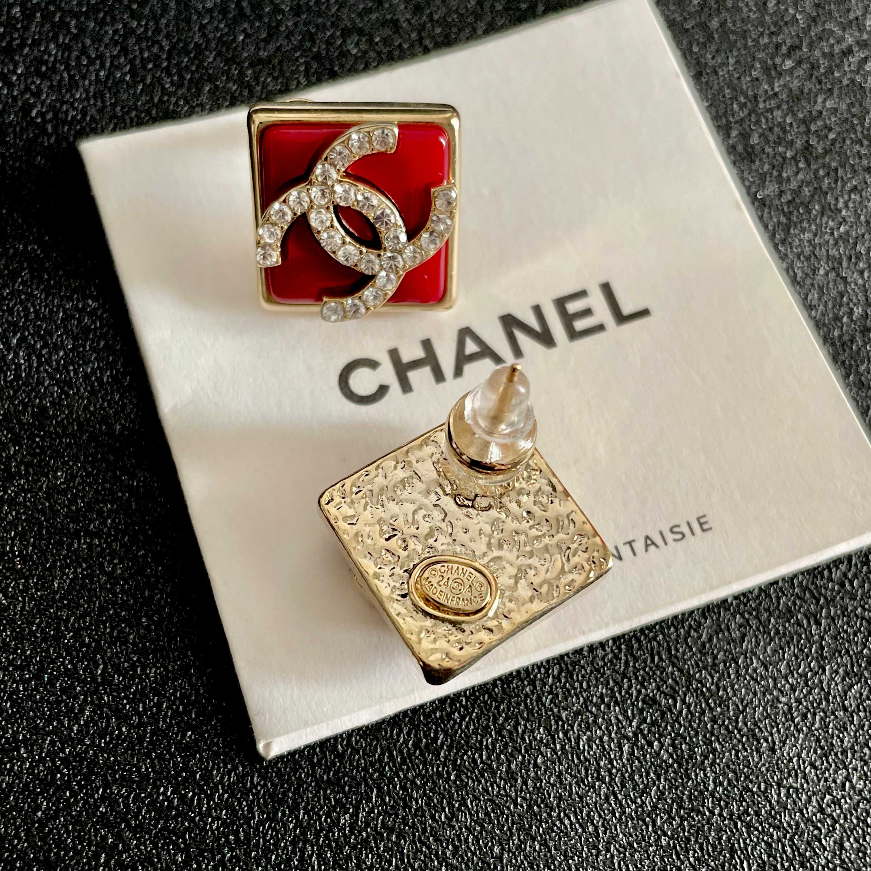  Chanel香奈儿 中古 字母 耳钉👀小香家的款式真心无需多介绍😘🎶每一款都超好看，精致大方，非常显气