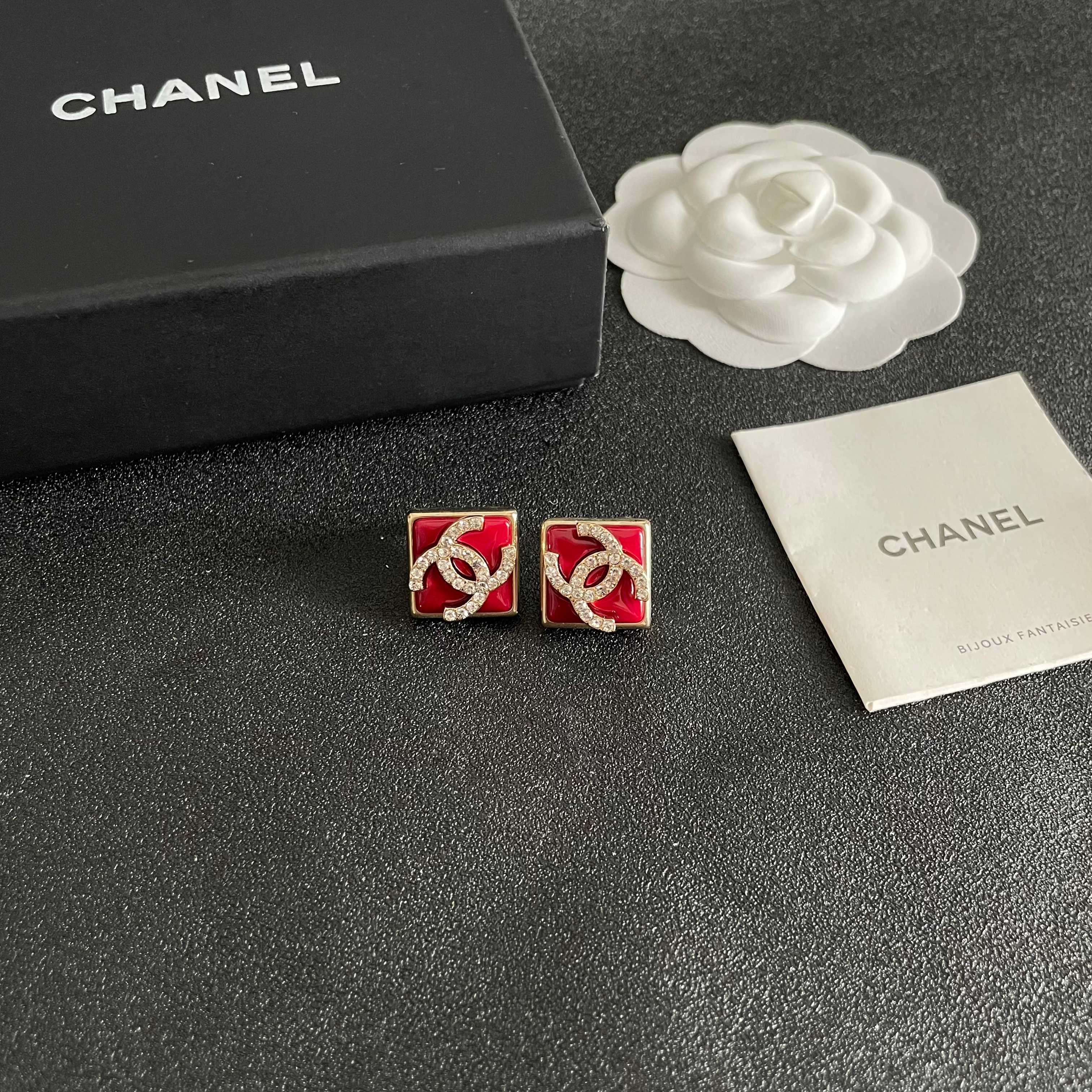  Chanel香奈儿 中古 字母 耳钉👀小香家的款式真心无需多介绍😘🎶每一款都超好看，精致大方，非常显气