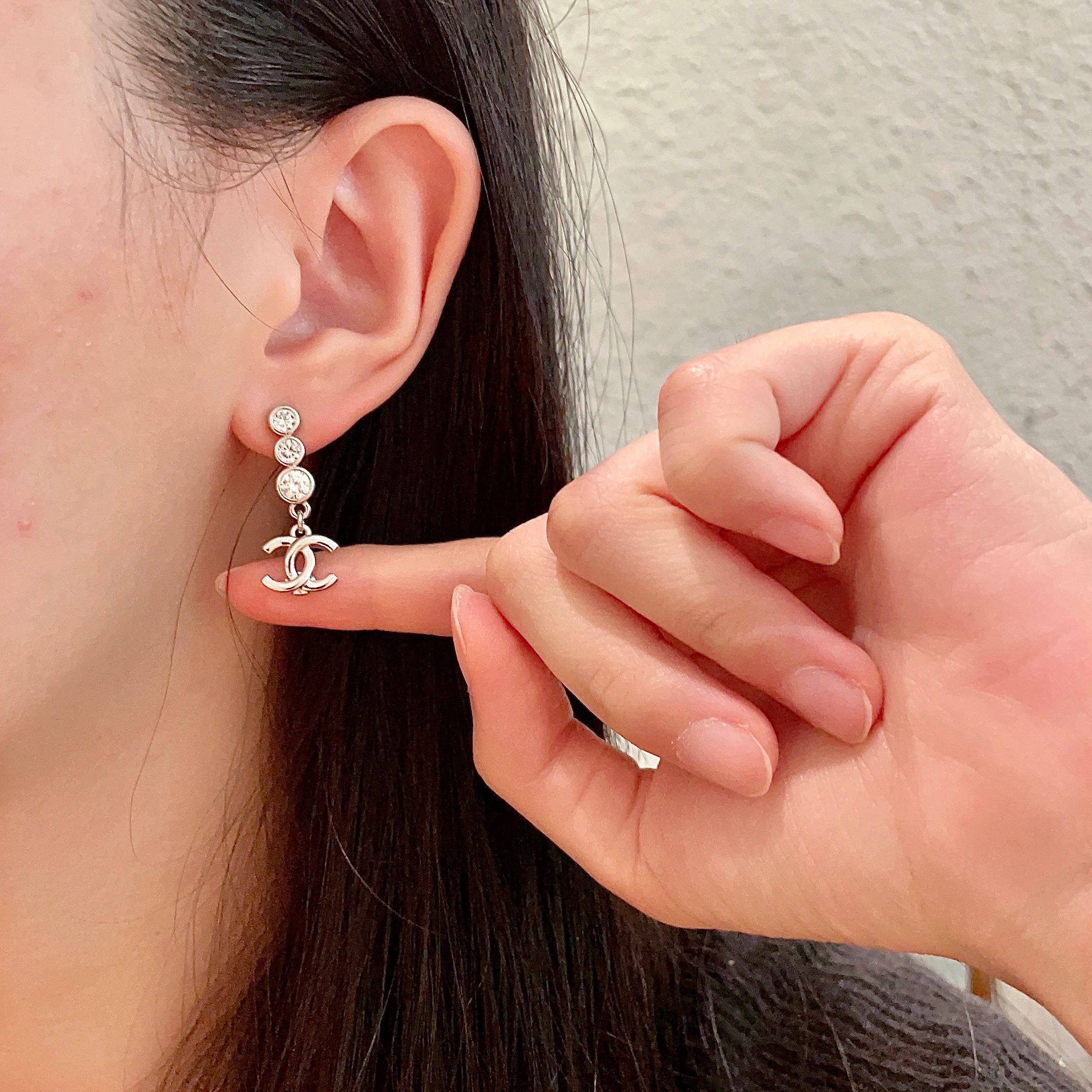  Chanel香奈儿 中古 字母 耳钉👀小香家的款式真心无需多介绍😘🎶每一款都超好看，精致大方，非常显气