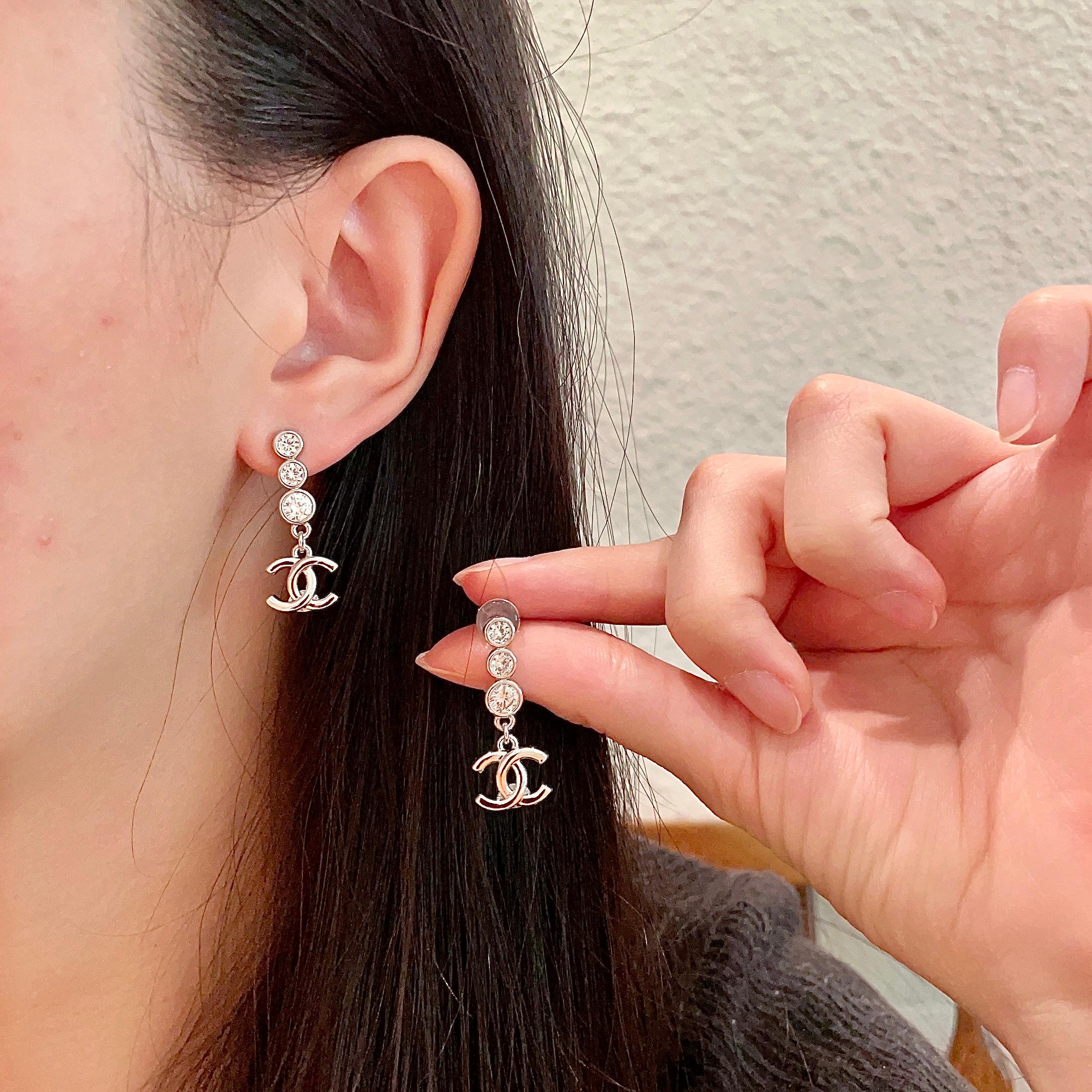  Chanel香奈儿 中古 字母 耳钉👀小香家的款式真心无需多介绍😘🎶每一款都超好看，精致大方，非常显气