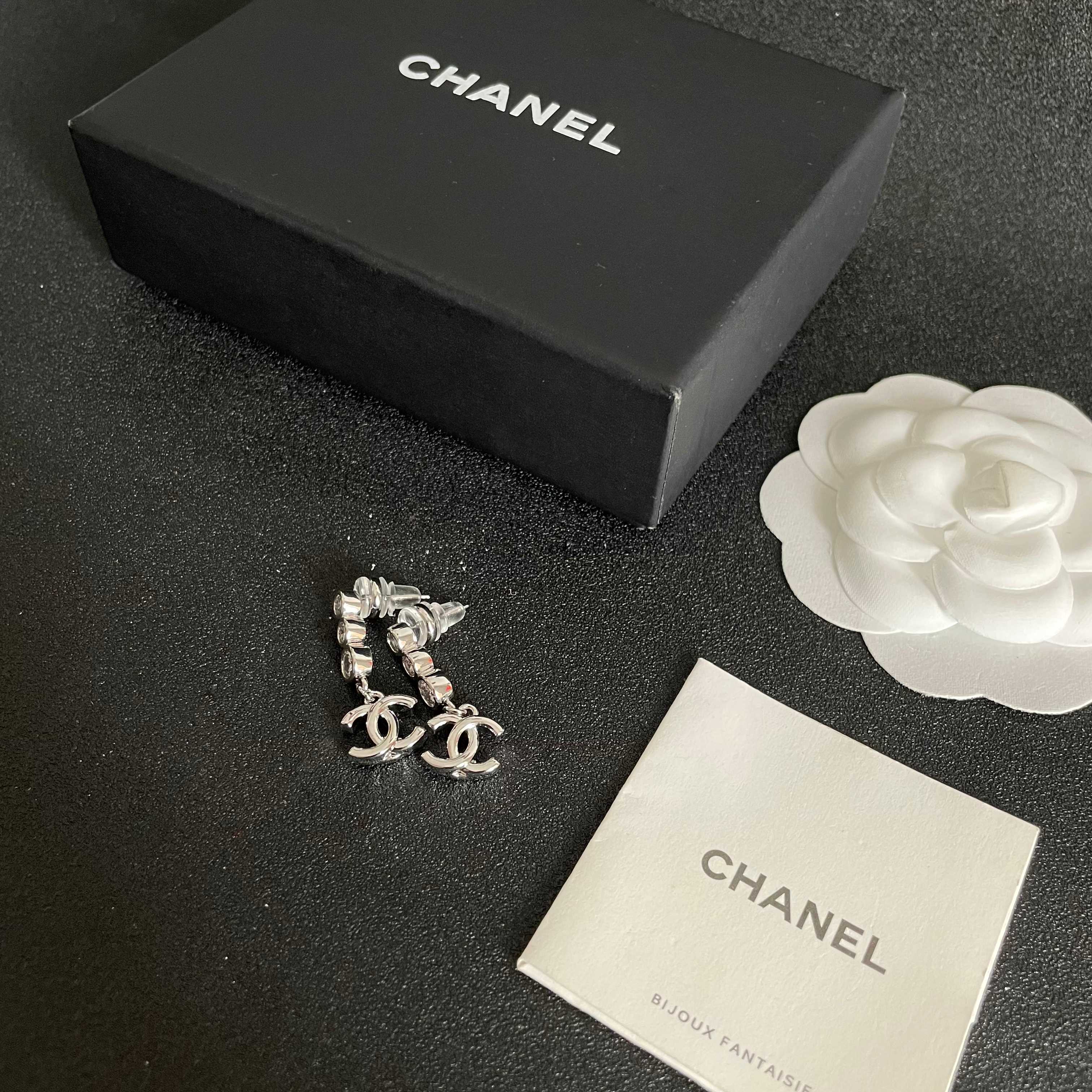  Chanel香奈儿 中古 字母 耳钉👀小香家的款式真心无需多介绍😘🎶每一款都超好看，精致大方，非常显气