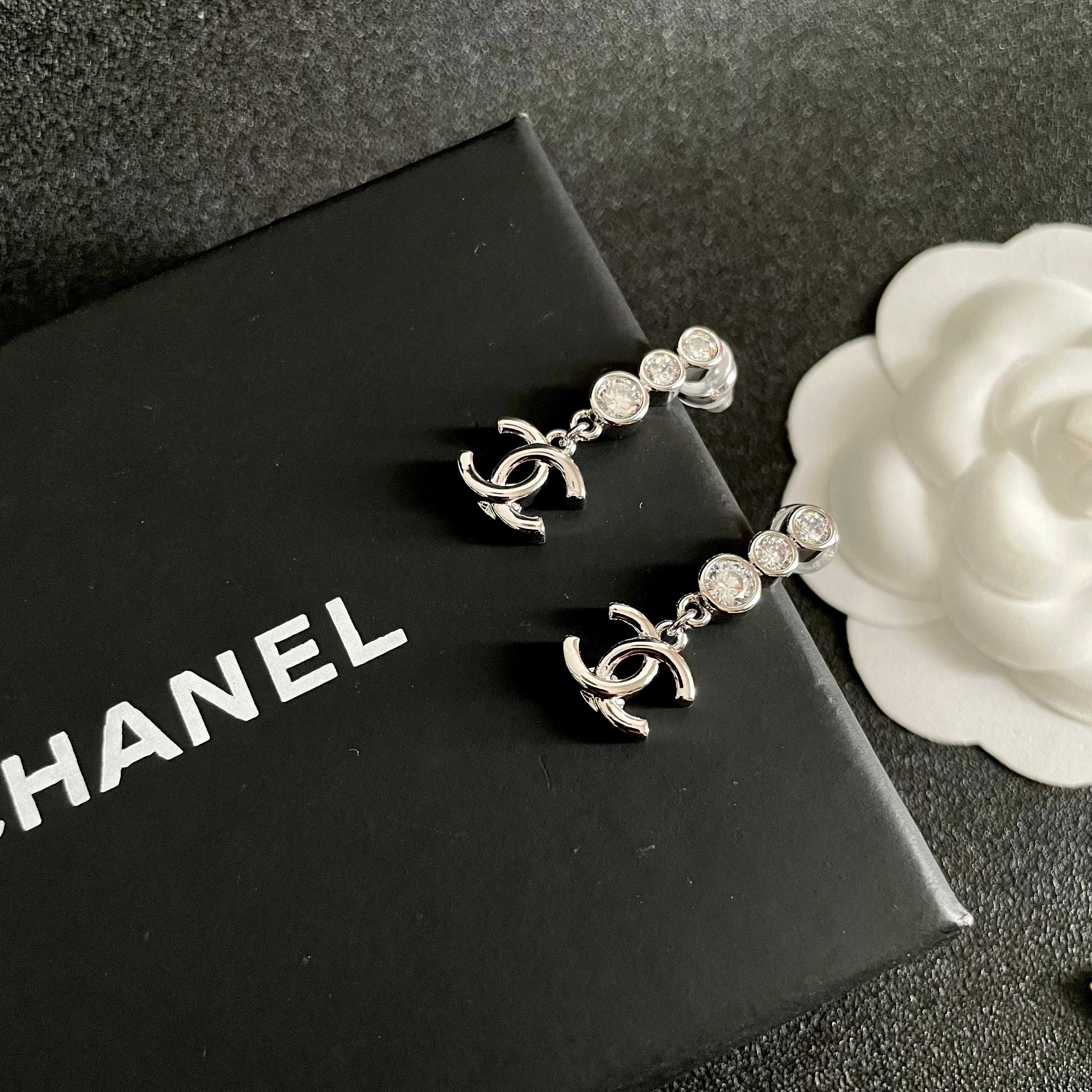  Chanel香奈儿 中古 字母 耳钉👀小香家的款式真心无需多介绍😘🎶每一款都超好看，精致大方，非常显气