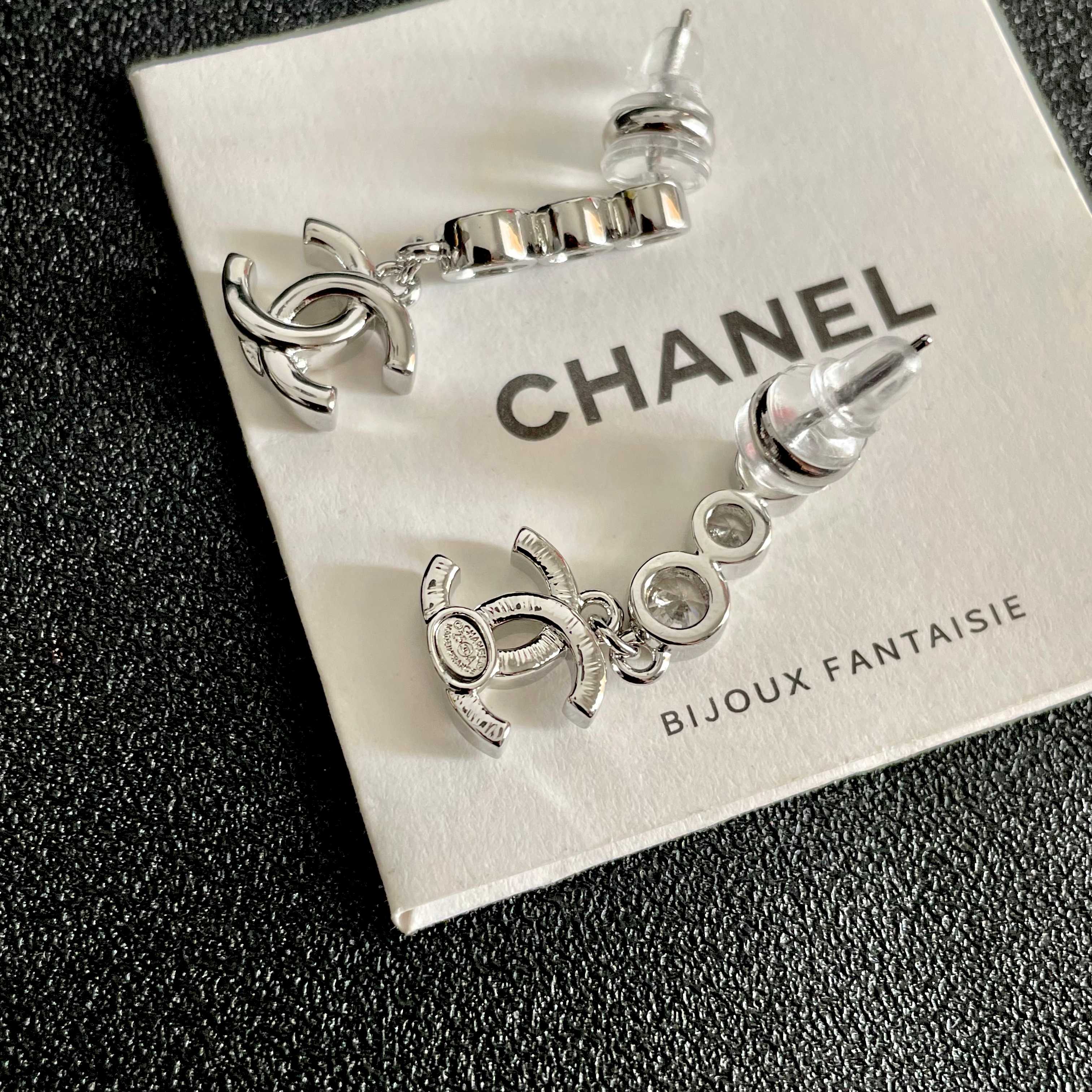  Chanel香奈儿 中古 字母 耳钉👀小香家的款式真心无需多介绍😘🎶每一款都超好看，精致大方，非常显气