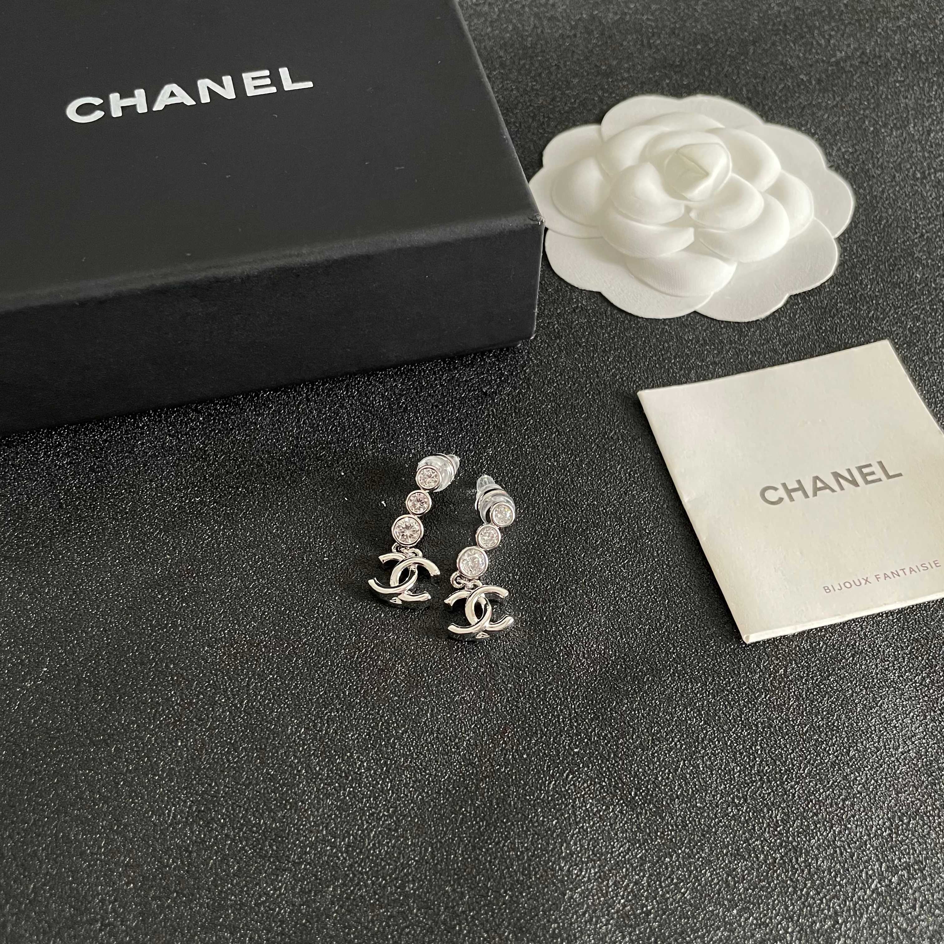  Chanel香奈儿 中古 字母 耳钉👀小香家的款式真心无需多介绍😘🎶每一款都超好看，精致大方，非常显气