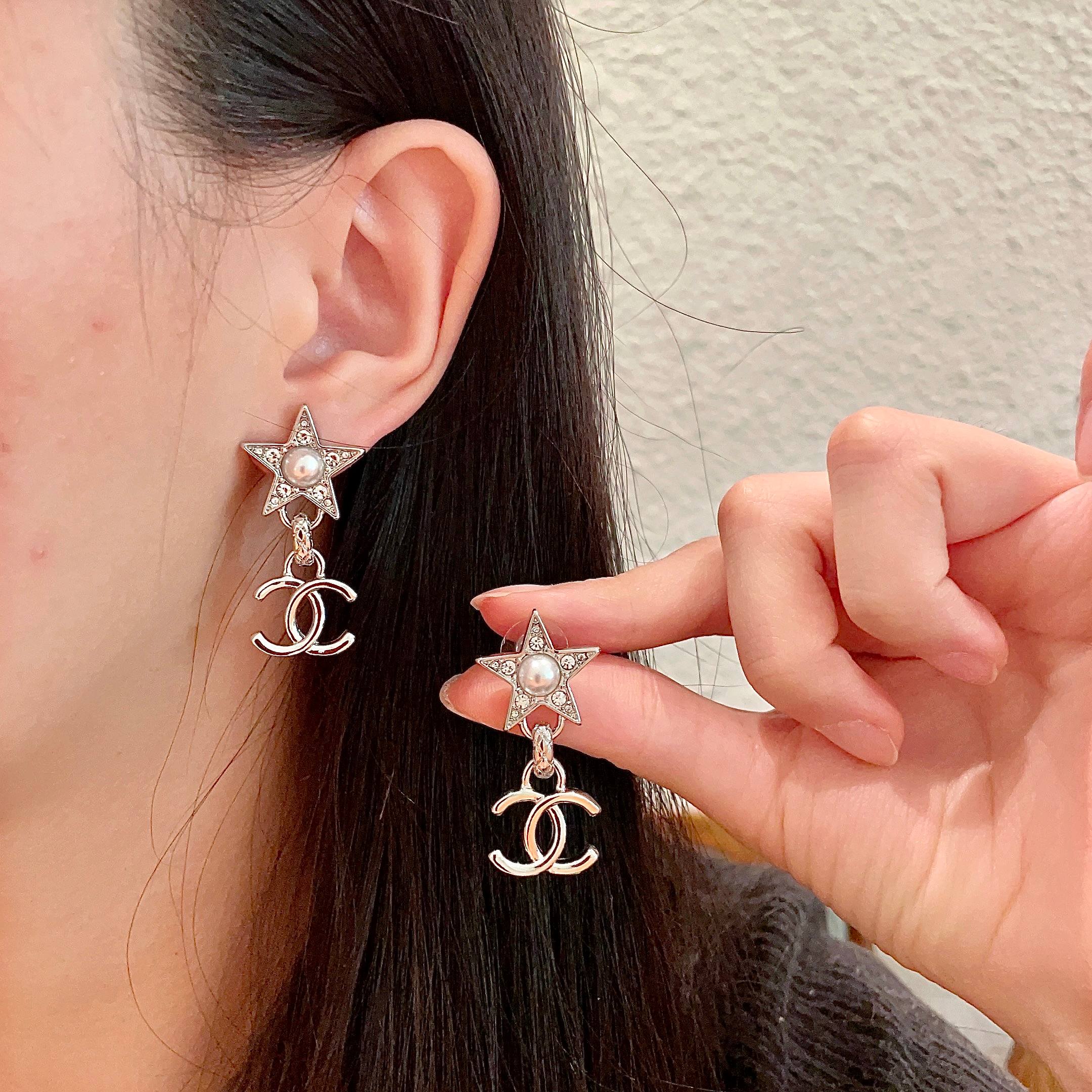  Chanel香奈儿 中古 字母 耳钉👀小香家的款式真心无需多介绍😘🎶每一款都超好看，精致大方，非常显气