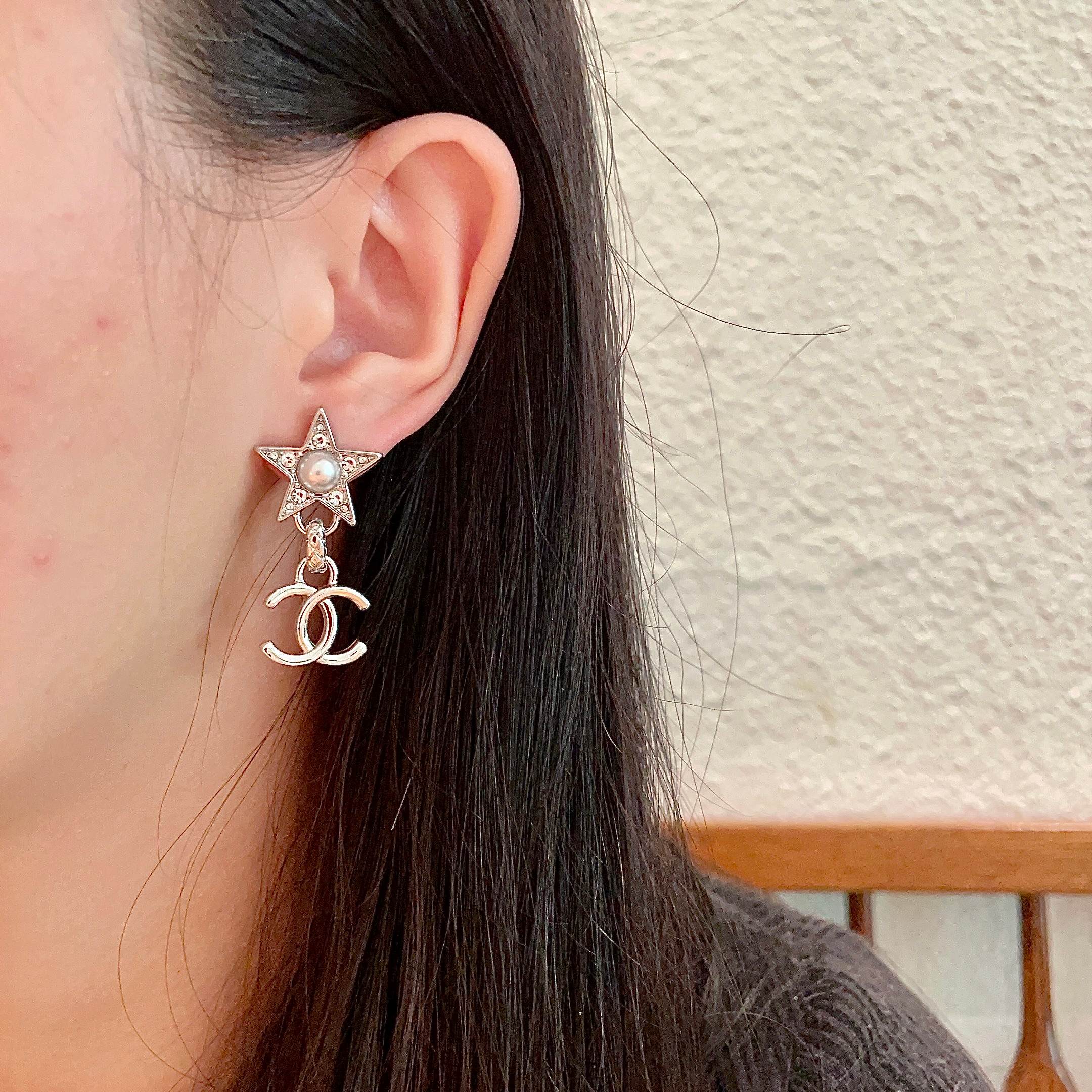  Chanel香奈儿 中古 字母 耳钉👀小香家的款式真心无需多介绍😘🎶每一款都超好看，精致大方，非常显气