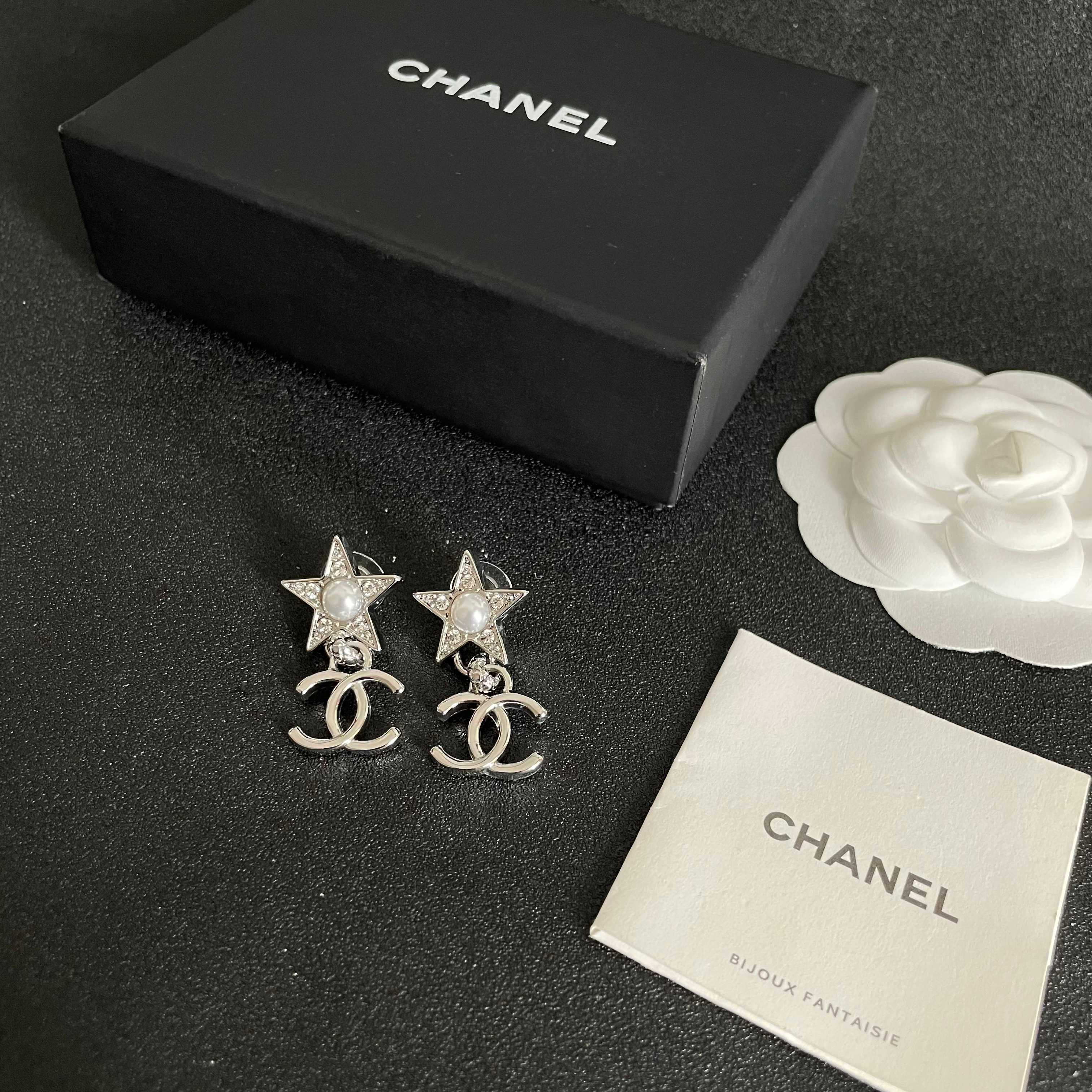  Chanel香奈儿 中古 字母 耳钉👀小香家的款式真心无需多介绍😘🎶每一款都超好看，精致大方，非常显气