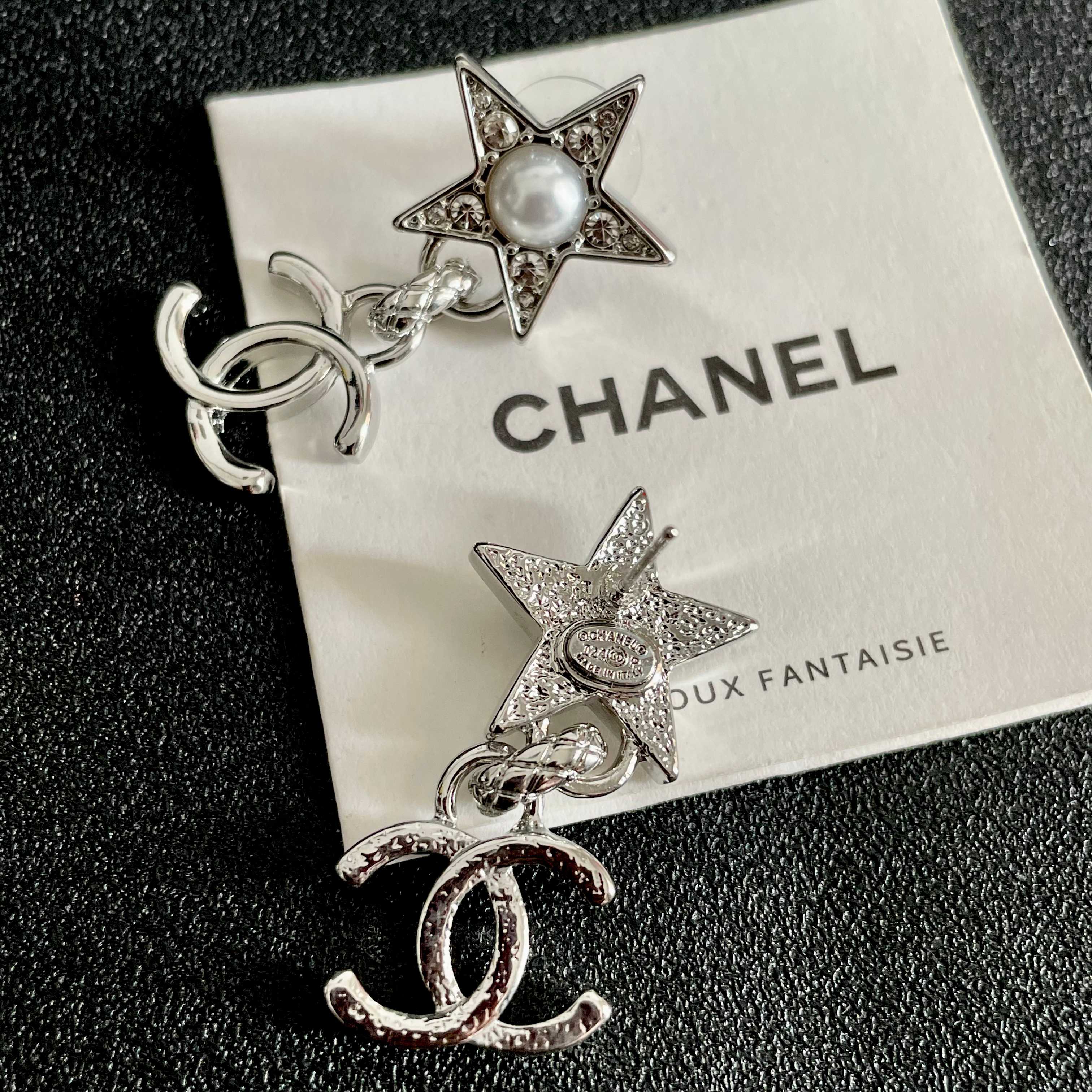  Chanel香奈儿 中古 字母 耳钉👀小香家的款式真心无需多介绍😘🎶每一款都超好看，精致大方，非常显气